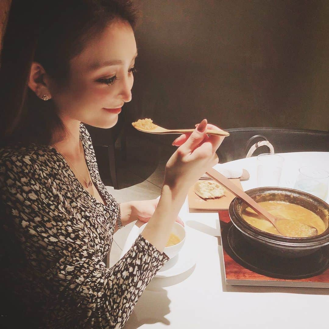 鈴木絢子さんのインスタグラム写真 - (鈴木絢子Instagram)「・ ・ 【ミシュラン 三ツ星】 神戸元町スペイン料理 Ca sento（カ・セント）さん🍳 ・ 3ヶ月前に予約を入れて、漸く伺うことができました✨ 特別版の#ミシュラン兵庫 で三ツ星を獲得したのは2店舗のみ💡 福本シェフとチームが作り上げる、地元食材がふんだんに使われた和×スパニッシュ料理は未知の領域❗️ ・ 生野菜や鴨肉、ひたすらシンプル素材が味付け次第でこんなに美味しくなるなんて🥬✨ お料理の随所には#スーパーフード の#アマランサス や#カカオニブ も使われていて感激💡 ・ ヴァレンシア風おじやで大食漢の私も満腹になりました😍 ・ サービスも味も#間接照明 に照らされた落ち着いた空間も、、最高に素敵🤗✨ ・ 予約は取りづらいですが💦 また伺いたいと思います✨ ・ ・ ・ #ミシュラン三ツ星 #三ツ星レストラン #予約が取れないお店 #神戸グルメ #地中海料理  #イノベーティブ #フュージョン #福本シェフ #フォアグラ #スペイン料理 #美食 #美容食 #関西美食めぐり #Spanish #casent #🍽」3月2日 23時15分 - ayako_suzuki810