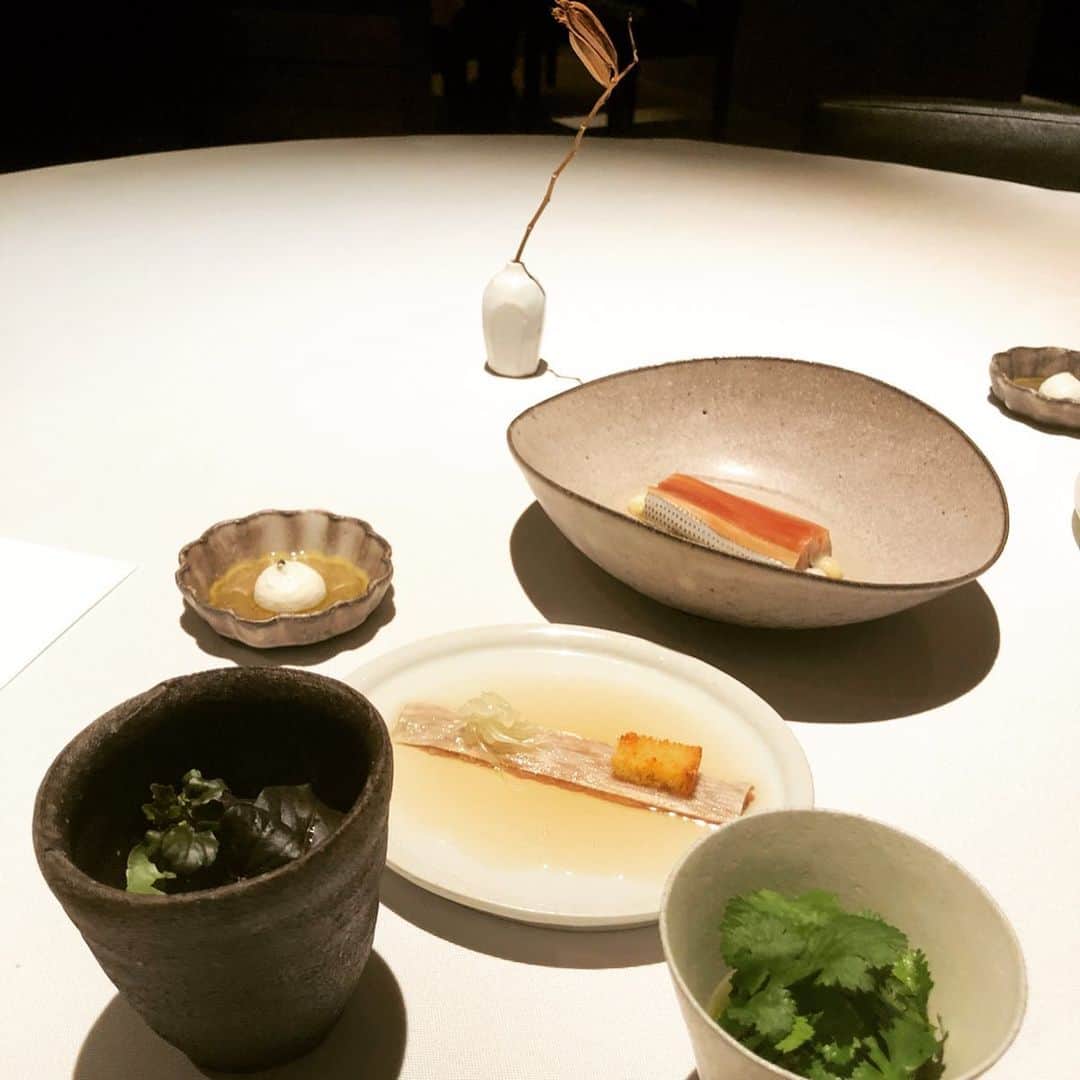 鈴木絢子さんのインスタグラム写真 - (鈴木絢子Instagram)「・ ・ 【ミシュラン 三ツ星】 神戸元町スペイン料理 Ca sento（カ・セント）さん🍳 ・ 3ヶ月前に予約を入れて、漸く伺うことができました✨ 特別版の#ミシュラン兵庫 で三ツ星を獲得したのは2店舗のみ💡 福本シェフとチームが作り上げる、地元食材がふんだんに使われた和×スパニッシュ料理は未知の領域❗️ ・ 生野菜や鴨肉、ひたすらシンプル素材が味付け次第でこんなに美味しくなるなんて🥬✨ お料理の随所には#スーパーフード の#アマランサス や#カカオニブ も使われていて感激💡 ・ ヴァレンシア風おじやで大食漢の私も満腹になりました😍 ・ サービスも味も#間接照明 に照らされた落ち着いた空間も、、最高に素敵🤗✨ ・ 予約は取りづらいですが💦 また伺いたいと思います✨ ・ ・ ・ #ミシュラン三ツ星 #三ツ星レストラン #予約が取れないお店 #神戸グルメ #地中海料理  #イノベーティブ #フュージョン #福本シェフ #フォアグラ #スペイン料理 #美食 #美容食 #関西美食めぐり #Spanish #casent #🍽」3月2日 23時15分 - ayako_suzuki810