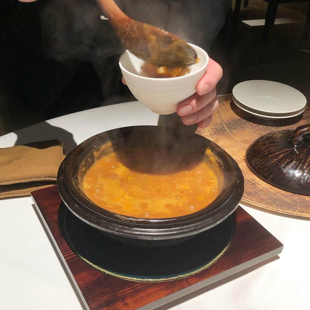 鈴木絢子さんのインスタグラム写真 - (鈴木絢子Instagram)「・ ・ 【ミシュラン 三ツ星】 神戸元町スペイン料理 Ca sento（カ・セント）さん🍳 ・ 3ヶ月前に予約を入れて、漸く伺うことができました✨ 特別版の#ミシュラン兵庫 で三ツ星を獲得したのは2店舗のみ💡 福本シェフとチームが作り上げる、地元食材がふんだんに使われた和×スパニッシュ料理は未知の領域❗️ ・ 生野菜や鴨肉、ひたすらシンプル素材が味付け次第でこんなに美味しくなるなんて🥬✨ お料理の随所には#スーパーフード の#アマランサス や#カカオニブ も使われていて感激💡 ・ ヴァレンシア風おじやで大食漢の私も満腹になりました😍 ・ サービスも味も#間接照明 に照らされた落ち着いた空間も、、最高に素敵🤗✨ ・ 予約は取りづらいですが💦 また伺いたいと思います✨ ・ ・ ・ #ミシュラン三ツ星 #三ツ星レストラン #予約が取れないお店 #神戸グルメ #地中海料理  #イノベーティブ #フュージョン #福本シェフ #フォアグラ #スペイン料理 #美食 #美容食 #関西美食めぐり #Spanish #casent #🍽」3月2日 23時15分 - ayako_suzuki810