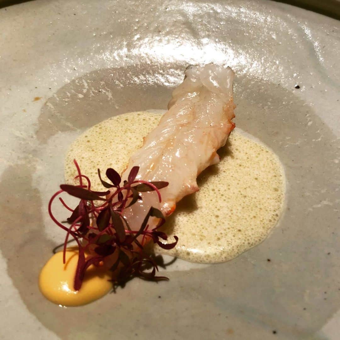 鈴木絢子さんのインスタグラム写真 - (鈴木絢子Instagram)「・ ・ 【ミシュラン 三ツ星】 神戸元町スペイン料理 Ca sento（カ・セント）さん🍳 ・ 3ヶ月前に予約を入れて、漸く伺うことができました✨ 特別版の#ミシュラン兵庫 で三ツ星を獲得したのは2店舗のみ💡 福本シェフとチームが作り上げる、地元食材がふんだんに使われた和×スパニッシュ料理は未知の領域❗️ ・ 生野菜や鴨肉、ひたすらシンプル素材が味付け次第でこんなに美味しくなるなんて🥬✨ お料理の随所には#スーパーフード の#アマランサス や#カカオニブ も使われていて感激💡 ・ ヴァレンシア風おじやで大食漢の私も満腹になりました😍 ・ サービスも味も#間接照明 に照らされた落ち着いた空間も、、最高に素敵🤗✨ ・ 予約は取りづらいですが💦 また伺いたいと思います✨ ・ ・ ・ #ミシュラン三ツ星 #三ツ星レストラン #予約が取れないお店 #神戸グルメ #地中海料理  #イノベーティブ #フュージョン #福本シェフ #フォアグラ #スペイン料理 #美食 #美容食 #関西美食めぐり #Spanish #casent #🍽」3月2日 23時15分 - ayako_suzuki810