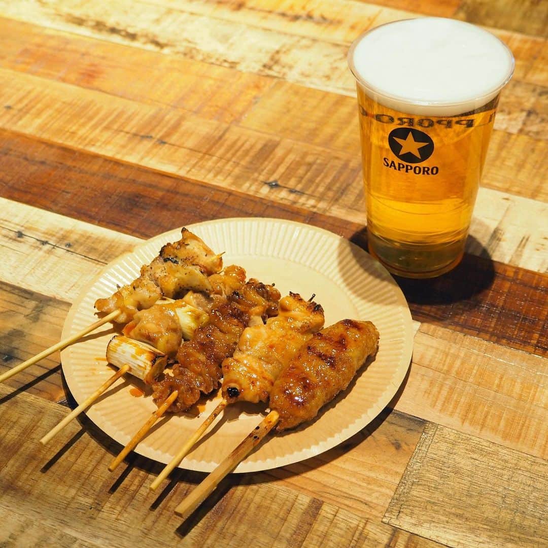 のインスタグラム：「EST FOODHALLにて「HAPPY HOUR」開催中！★ 平日17:00〜19:00限定で、ちょい飲みできるお得なメニューを提供してます！ ・ 今回は「ヤキトリ エクスプレス」のHAPPY HOURメニューをご紹介♪ ・ ・ ■焼き鳥盛り合わせとビール (他のドリンクも可)　1,100円(税込) 店内で一本ずつ丁寧に手で串打ちしたこだわりの焼き鳥から、5本を好きに選べます。 ビールともよく合う◎ ・ ヤキトリ エクスプレス（焼き鳥＆鳥丼） TEL：06-6136-6075 ・ ・ 他にもHAPPY HOUR対象店舗は全10店！ 詳しくはエスト公式HPからチェックしてね！ ・ EST FOODHALL　HAPPY HOUR 2/25(火)〜4/24(金)　平日17:00〜19:00 ・ #エスト #梅田エスト #梅田est #umedaest #梅田 #umeda #大阪 #osaka #오사카 #ヤキトリエクスプレス #yakitoriexpress #大阪居酒屋 #梅田居酒屋 #大阪グルメ #梅田グルメ #居酒屋 #飯テロ #食べスタグラム #グルメ好きな人と繋がりたい #フードホール #foodhall #エストフードホール #estfoodhall #焼き鳥 #鳥丼 #唐揚げ #飲み会 #ちょい飲み #happyhour #ハッピーアワー」