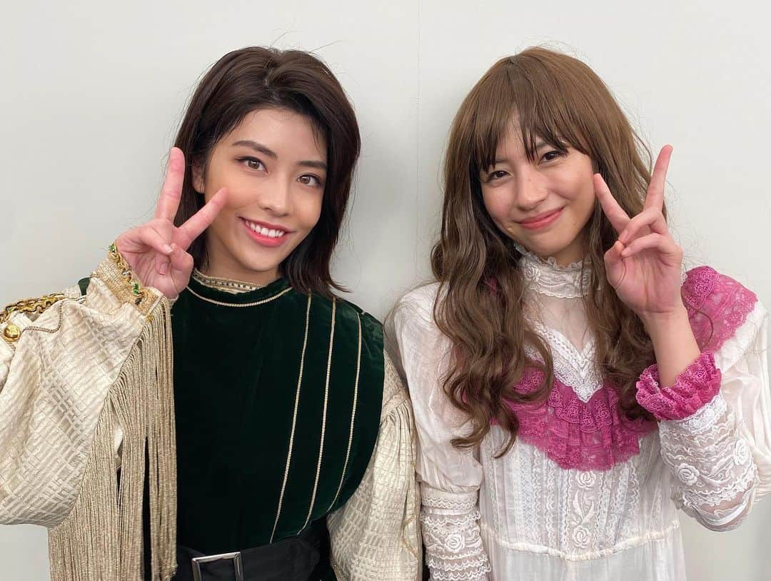 木月あかりのインスタグラム：「皆様お元気でしょうか〜🌸 . 先日、出演させて頂いた wowowドラマ "彼らを見ればわかること" が遂に最終回を迎えました！！ まさかの男役要素たっぷりのハムレット役で！！🙇‍♀️✨ 佐久間由衣さんの相手役を務めさせて頂きました！☺️ はじめてのドラマ出演で慣れない事ばかりでしたが、 共演者の方やスタッフの皆様に助けて頂き、沢山勉強させて頂きました。！🙇‍♀️ クランクアップのお花もかわいくて！💐 また、次のお仕事に向けてさらに頑張りたいと思います！ . . #wowow #wowowドラマ #連続ドラマw #彼らを見ればわかること #深川栄洋  監督 #佐久間由衣　さん #ドラマ#ハムレット」