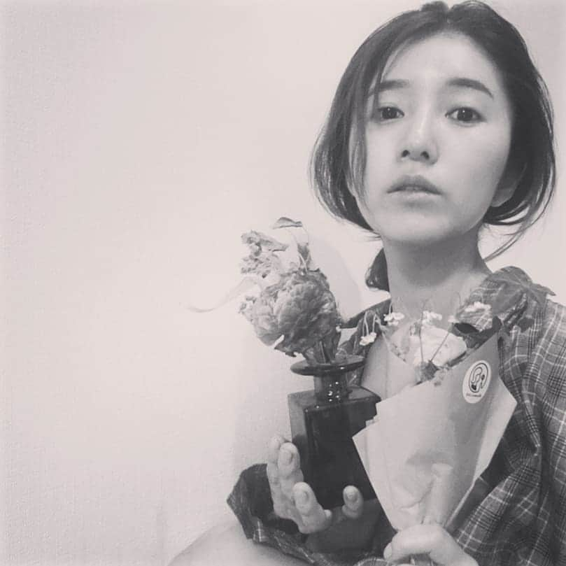 Pileさんのインスタグラム写真 - (PileInstagram)「今週もお花届いた📭🌷 前回のがまだ元気だったので パープルがかったピンクのお花に 黄色がマッチ💛 ボリュームもでるし なにより見てるだけでしあわせ笑。 高校で茶道と華道の授業あったんだけど、お花って面が大事なんですよと 習ったような記憶があるので 試行錯誤して花瓶にさしてます。笑 ちなみに一番時間かけるのは お墓参りの時のお花だったり。。🙏 なかなか来れないからこそきれいにピカピカに磨いて飾りたい精神があります💐笑。 @bloomeelife のお花の宅配便はおすすめです💐 うちは母が真似しました😳笑。 #bloomeelife #花のある風景 　#flower #花のあるくらし #花の宅急便」3月2日 17時56分 - pi_channnn52