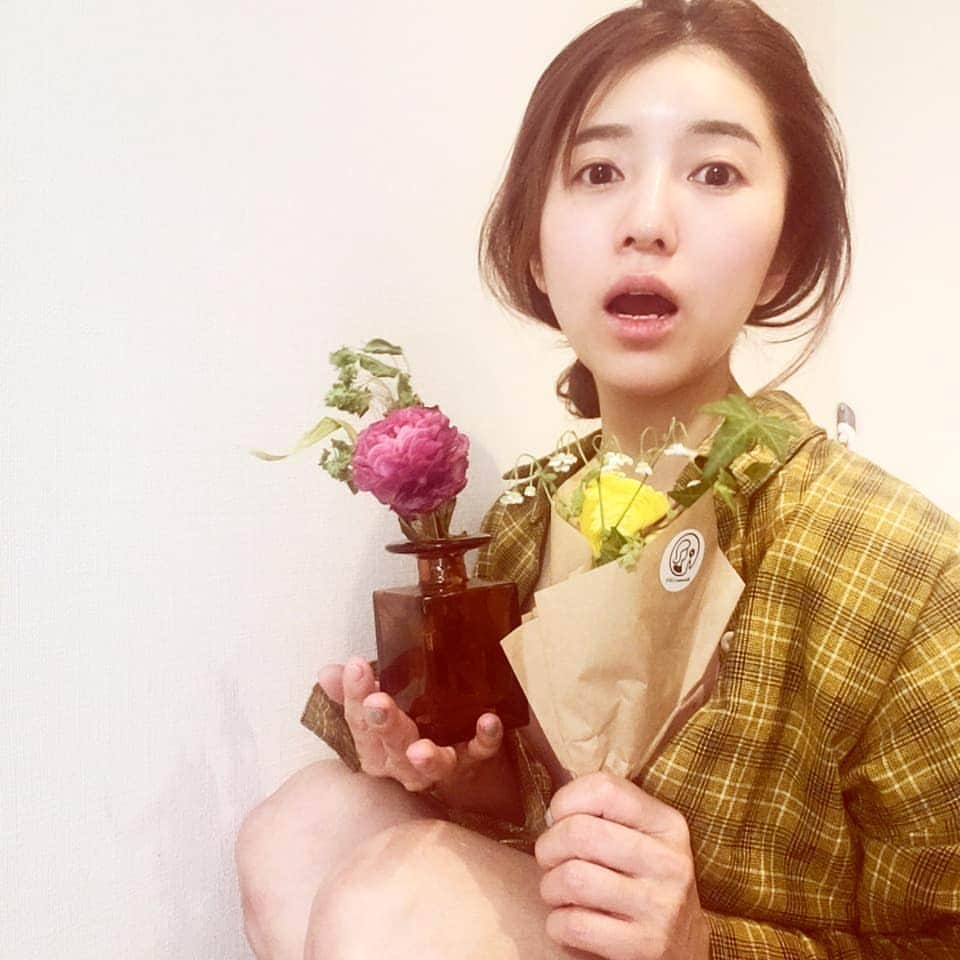 Pileさんのインスタグラム写真 - (PileInstagram)「今週もお花届いた📭🌷 前回のがまだ元気だったので パープルがかったピンクのお花に 黄色がマッチ💛 ボリュームもでるし なにより見てるだけでしあわせ笑。 高校で茶道と華道の授業あったんだけど、お花って面が大事なんですよと 習ったような記憶があるので 試行錯誤して花瓶にさしてます。笑 ちなみに一番時間かけるのは お墓参りの時のお花だったり。。🙏 なかなか来れないからこそきれいにピカピカに磨いて飾りたい精神があります💐笑。 @bloomeelife のお花の宅配便はおすすめです💐 うちは母が真似しました😳笑。 #bloomeelife #花のある風景 　#flower #花のあるくらし #花の宅急便」3月2日 17時56分 - pi_channnn52