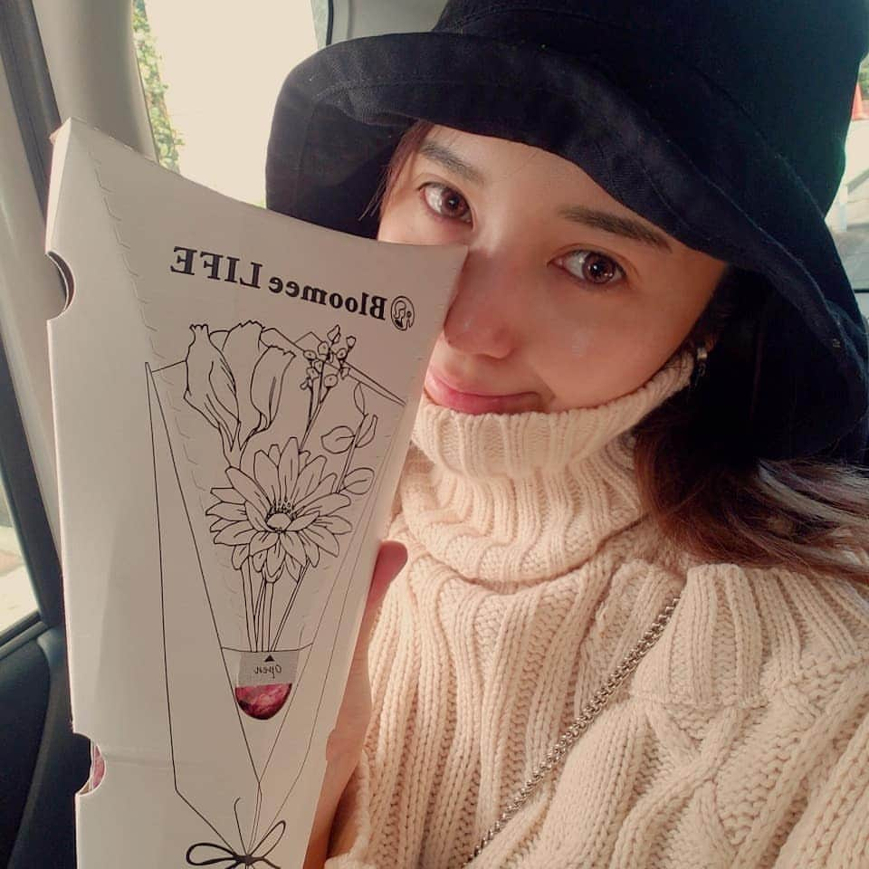 Pileさんのインスタグラム写真 - (PileInstagram)「今週もお花届いた📭🌷 前回のがまだ元気だったので パープルがかったピンクのお花に 黄色がマッチ💛 ボリュームもでるし なにより見てるだけでしあわせ笑。 高校で茶道と華道の授業あったんだけど、お花って面が大事なんですよと 習ったような記憶があるので 試行錯誤して花瓶にさしてます。笑 ちなみに一番時間かけるのは お墓参りの時のお花だったり。。🙏 なかなか来れないからこそきれいにピカピカに磨いて飾りたい精神があります💐笑。 @bloomeelife のお花の宅配便はおすすめです💐 うちは母が真似しました😳笑。 #bloomeelife #花のある風景 　#flower #花のあるくらし #花の宅急便」3月2日 17時56分 - pi_channnn52