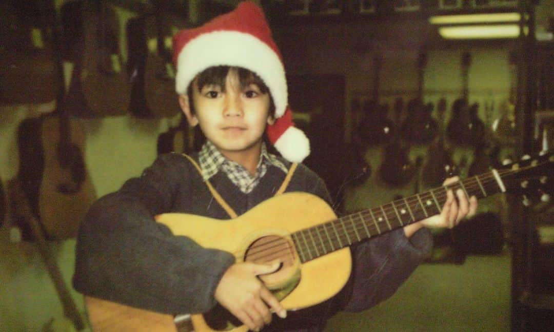 聡太郎さんのインスタグラム写真 - (聡太郎Instagram)「Childhood. 実家にあった写真。 きっとクリスマス。 この頃からちゃんと練習していれば、上手になれていたのでしょうか🎸 この子に言ってやりたい。 日々是精進と。  最近、これぐらいのサイズのギターをゲットしました。 ギターとウクレレの間で、ギタレレというそうです。 高らかに弾き語れるようになりたいものです。  #childhood #young #goodolddays  #guitar #guitalele #christmas #子供 #ギター #ギタレレ #信じられるかい ？ #こんなにつるつるだったんだぜ  #sotaro #聡太郎」3月2日 18時11分 - sotarosotaro
