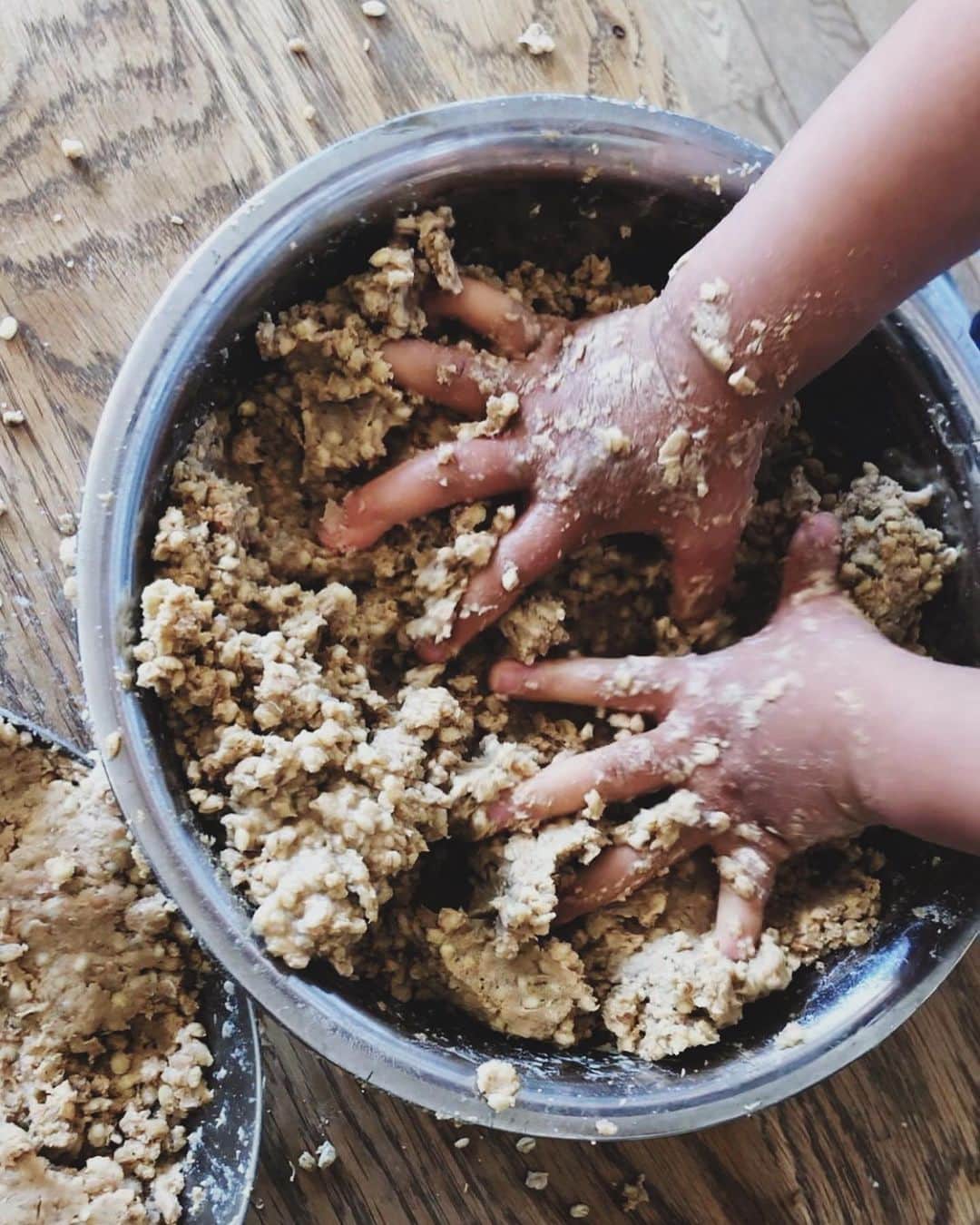宇藤えみさんのインスタグラム写真 - (宇藤えみInstagram)「親子で味噌仕込み。 手が小さくて可愛いのだけど力が強すぎて笑えたw 頼もしいです。 #暮らし#季節の手仕事#味噌作り#麦味噌 #菌活#発酵」3月2日 18時18分 - emiuto
