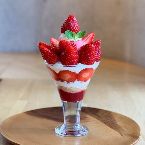 野山苺摘（グルメライター・グルメ探偵）のインスタグラム：「🍓いちごテロ🍓﻿ ﻿ 『いちごスイーツ専門店 いちびこ』﻿ ﻿ 太⼦堂店限定で”⾷べる宝⽯ ミガキイチゴ”を贅沢につかった「MIGAKI-ICHIGO ADDICT」を販売中！﻿ ﻿ 大粒のミガキイチゴを贅沢に10個使用🍓﻿ ﻿ 濃厚な味わいのいちごのジェラートも！﻿ ﻿ 詳しくは↓﻿ harapeco.news/ichibiko/ ﻿ ﻿ #いちびこ　#いちごスイーツ専門店﻿ #ICHIBIKO #MIGAKIICHIGOADDICT﻿ #パフェ #🍓 #ミガキイチゴ　#食べる宝石﻿ #いちごライター #いちご #いちごテロ #苺 ﻿ #カフェスタグラム #parfait #草莓 ﻿ #いちごパフェ #カフェ巡り ﻿ #いちご集め #딸기 #cafe #太⼦堂店﻿ #カフェ #パフェスタグラム　﻿ #いちびこ太⼦堂店　#ジェラート﻿ #🍨　#スイーツ　#飯テロ﻿ #グルメインスタグラマー　#イチゴスタグラム」