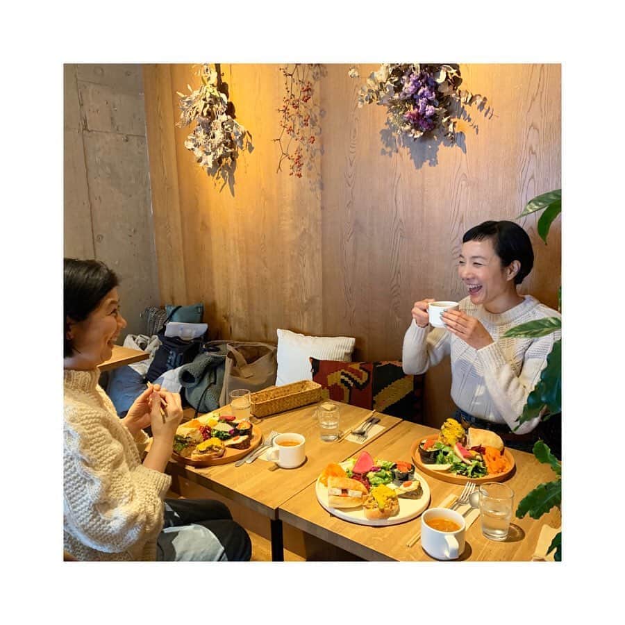 のインスタグラム：「さらに、撮影のあとはヘアメイク石川ちえさんとあすかさんと代々木上原にある「シガニー・ベイクアンドコーヒー」で久しぶりにカフェごはんを堪能！何を食べてもおいしかったぁ(๑˃̵ᴗ˂̵)また行きたい！  #sigourneybakeandcoffee」