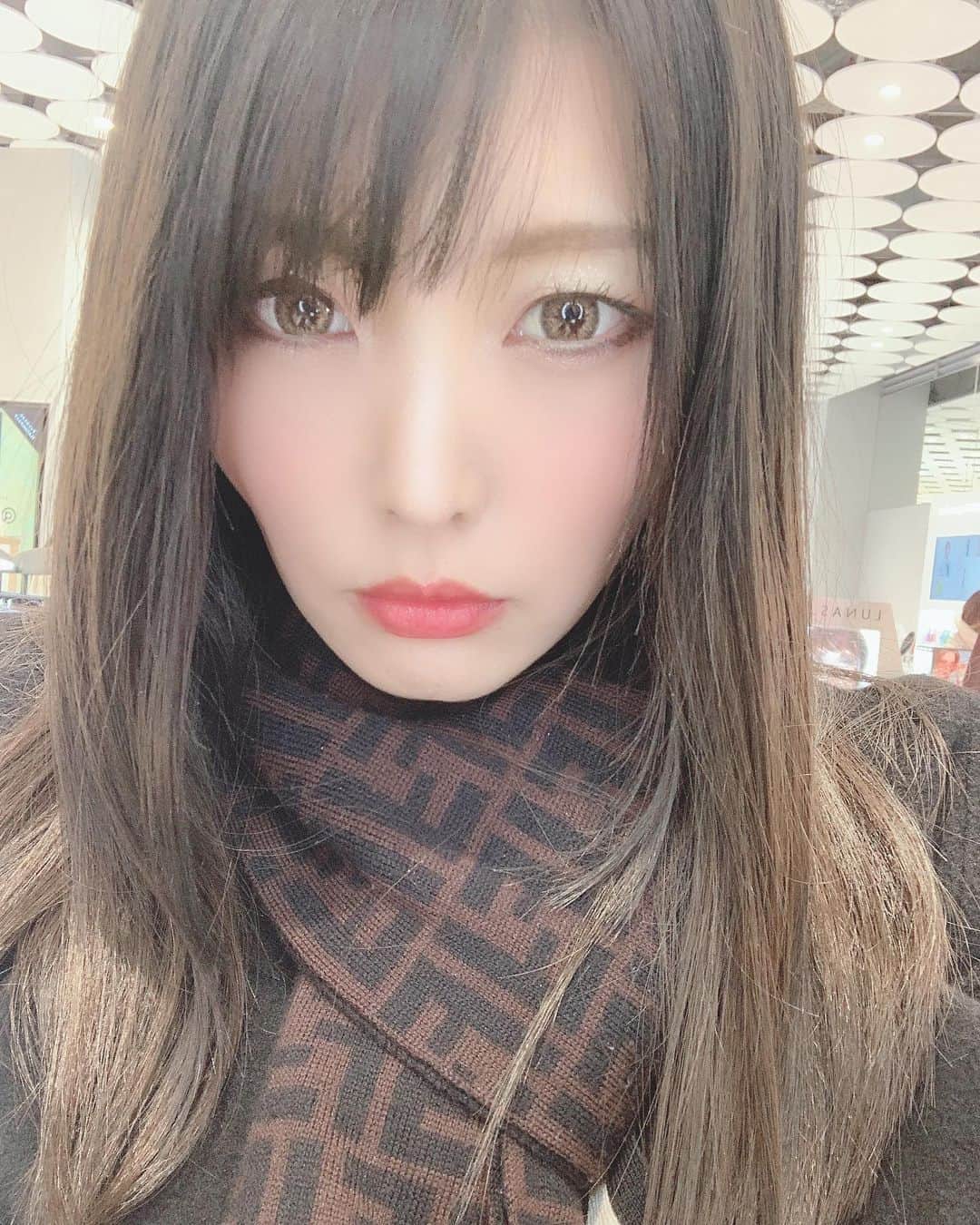 新村あかりのインスタグラム：「髪色変えました🙊❤️」