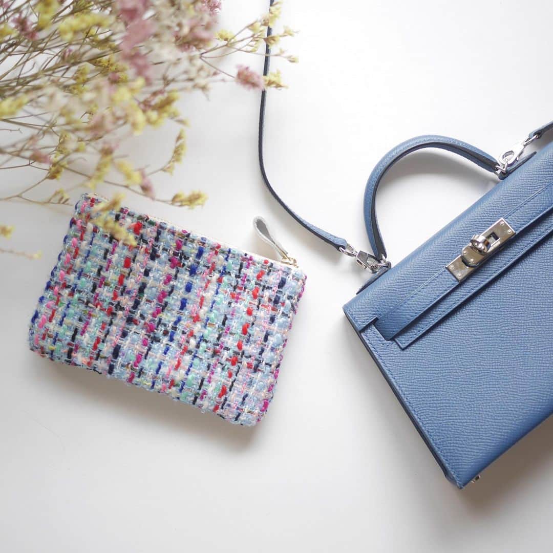 のインスタグラム：「-﻿ 4日に発売のTweed pouch🌸﻿ ﻿ どれも可愛くてバッグごとに合わせたくなる始末😅﻿ 可愛すぎる💓﻿ ﻿ 大サイズは通帳も入る幅があります！﻿ ミニサイズはリップ3本入ります！﻿ ﻿ ミニバッグの日にもかなり使えるポーチ😍﻿ ﻿」