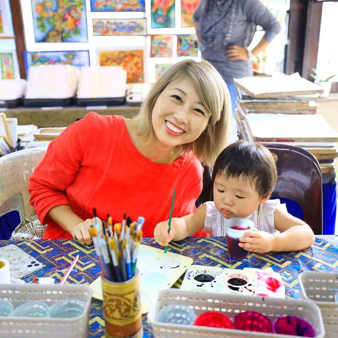 吉田ちかさんのインスタグラム写真 - (吉田ちかInstagram)「Went to the Kuala Lumpur Craft Complex where Pudding got to try some batik painting! At first I was a bit reluctant, thinking she was too young for it, but never underestimate the ability of a  baby! She knew exactly what to do and created some very artistic color mixtures! Look at her holding the canvas up while painting! Towards the end she started playing with the water to cleanse the brushes, which was a bit of a disaster, but all in all, it was a very good activity for her!﻿ ﻿ Batik painting is actually great for toddlers because the outlines are drawn by dye-resistant wax so you don’t lose the drawing AND the watercolors blend into a very  pretty gradient on the cloth no matter what colors you mix. ﻿ ﻿ Pudding decided to paint a portrait of daddy lol Definitely going back for my own painting session while Pudding is in daycare one of these days! ﻿ ﻿ クアラ・ルンプールのクラフト・コンプレックスという文化＆アートセンターのようなところでプリンがバティック・ペインティングに挑戦🎨 最初は、まだ早すぎるかな〜と思いましたが、子供って思っている以上に色々と理解しているんですよね！筆と絵具を渡すと、私には絶対思いつかない色の組み合わせでどんどん塗っていくプリン。キャンバスを片手に持っている姿にはびっくり🤣 最後の方は、筆を濯ぐお水で遊ぼうと、結構大変なことになりましたが、とても楽しいアクティビティでした😊﻿ ﻿ バティック・ペインティングは、蝋でアウトラインを書くのでどれだけ塗っても模様や絵は残るし、水彩が布でいい感じにブレンドされるので、どんな色を混ぜても意外と綺麗に仕上がるという意味で小さなお子さんにはとてもいいアクティビティかも！﻿ ﻿ プリンは、パパの似顔絵を塗ることにw 私は、今度プリンが保育園に行っている時に、ゆっくり塗りにいこうっと！(こういうの大好きなので、ハマりそうw）」3月2日 18時45分 - bilingirl_chika