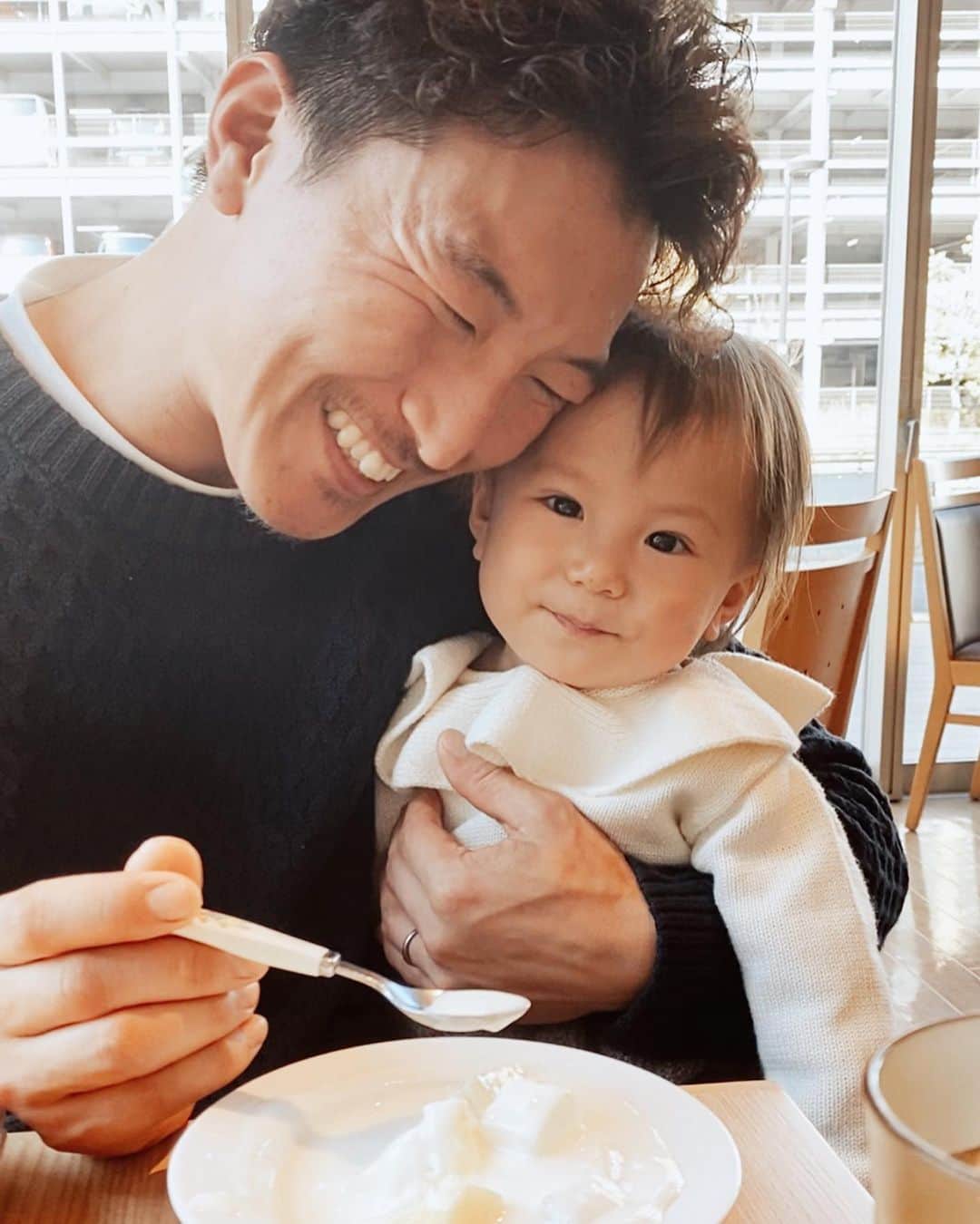 のインスタグラム：「👨🏽‍🦱♡👶 @isao_seki さん 目の横しわっしわ🥴 #キュン死 ストーリーに載せたこの動画 いいとこで切れちゃったからか 続きが見たいって声、続出🤣 流行りの #あざとかわいい . きっと親バカだなーと言われるけど 一生のうちの一瞬のこの ちょーーー可愛い時期くらい 親バカになっちゃってもいいじゃない? と思ってる次第です🙋‍♀️♡ この先きっと育児の悩みは 増える一方ですから…🙄こわ . . . #パパリ #ママカメラ #ベビフル #コドモノ #娘とパパ #ベビーモデル #1歳 #娘とデート #イクメン #デレデレ #女の子ベビー #癒し動画 #親バカ部 #親バカ #女の子 #1歳女の子 #あざとい #ママリ #ichu_4期専属モデル @selectshop_ichu」