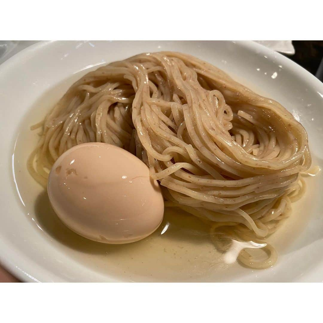 天音汐那さんのインスタグラム写真 - (天音汐那Instagram)「. 久しぶりのラーメン食レポ🍜 . . 先日、、、 飯田商店ファンは行くべきだと噂の #カネキッチンヌードル さんへ🕺 in東長崎 . 18:00オープンに合わせて行ったら すぐ入れました！！！！ お店の外まで、煮干しのいい香り…✨ . 今流行りの昆布水つけ麺(醤油) そして数量限定A5ランクミニ牛丼を注文❣️ . ひとくち目は つけ麺のお決まり、 オンリー麺すすり( ˶˙ᵕ˙˶ ) 全粒粉の香ばしい香りが広がります。。美味っっ とろみのある昆布水がコシのある麺を引き立ててくれます(´∀`) . その後、お塩だけで麺をすするぅっ このシンプルさでの旨み…一体なんなんでしょうか(いきなり食レポ下手) . . そろそろスープにつけましょう！ . 昆布水が麺をずっと包み込んでくれて、それがコク深い醤油スープと相性バッチリ。。。✨ 深みを感じつつも口当たりまろやかで、どんどん食べれてしまう(恐ろしいぞよ…) . . . あっという間に麺無くなって 最後、スープ割りしようかと思ったんですが、お店のマニュアルに 『余った昆布水を入れても◎』とあったので、今回はそっちに！ . 最後まで飽きずに、いやもっと食べたいぐらいだった、そんな感じでした！ . . そしてミニ牛丼がエラい贅沢でした。。おなかいっぱい！！( ˶˙ᵕ˙˶ ) . . 前までサブ垢でラーメン食レポしたり、Twitterでたまにやったりしてましたが、これからはこちらのインスタでたまにラーメン食レポします🍜 . . いつか すするさんと#susuru_tv  コラボできますように。。。 #ラードル (ラーメンアイドル)浸透しないかなあ…ふふふ . . . 以上！(๑ ˊ͈ ᐞ ˋ͈ )」3月2日 18時55分 - senapoyochan