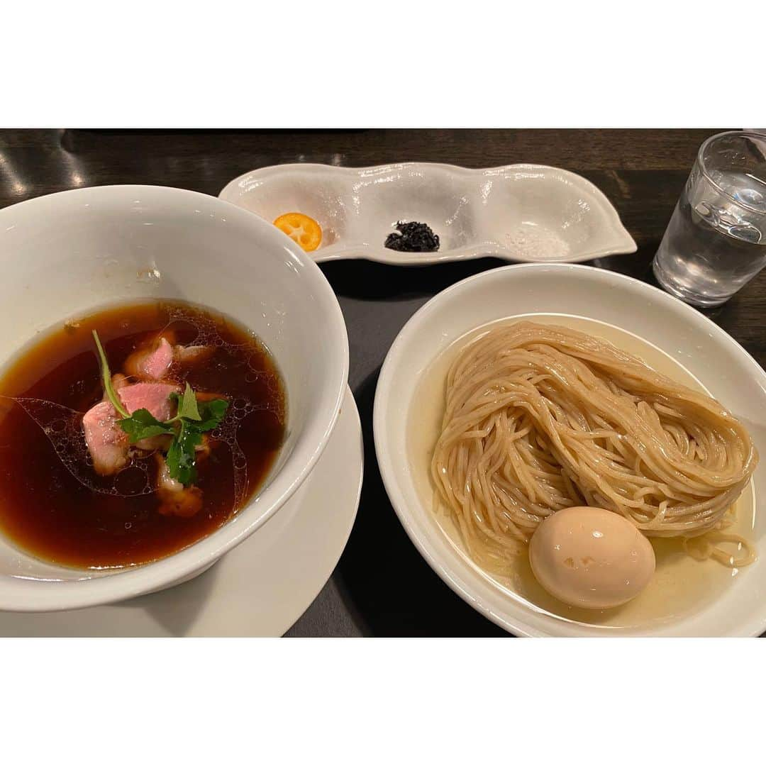 天音汐那さんのインスタグラム写真 - (天音汐那Instagram)「. 久しぶりのラーメン食レポ🍜 . . 先日、、、 飯田商店ファンは行くべきだと噂の #カネキッチンヌードル さんへ🕺 in東長崎 . 18:00オープンに合わせて行ったら すぐ入れました！！！！ お店の外まで、煮干しのいい香り…✨ . 今流行りの昆布水つけ麺(醤油) そして数量限定A5ランクミニ牛丼を注文❣️ . ひとくち目は つけ麺のお決まり、 オンリー麺すすり( ˶˙ᵕ˙˶ ) 全粒粉の香ばしい香りが広がります。。美味っっ とろみのある昆布水がコシのある麺を引き立ててくれます(´∀`) . その後、お塩だけで麺をすするぅっ このシンプルさでの旨み…一体なんなんでしょうか(いきなり食レポ下手) . . そろそろスープにつけましょう！ . 昆布水が麺をずっと包み込んでくれて、それがコク深い醤油スープと相性バッチリ。。。✨ 深みを感じつつも口当たりまろやかで、どんどん食べれてしまう(恐ろしいぞよ…) . . . あっという間に麺無くなって 最後、スープ割りしようかと思ったんですが、お店のマニュアルに 『余った昆布水を入れても◎』とあったので、今回はそっちに！ . 最後まで飽きずに、いやもっと食べたいぐらいだった、そんな感じでした！ . . そしてミニ牛丼がエラい贅沢でした。。おなかいっぱい！！( ˶˙ᵕ˙˶ ) . . 前までサブ垢でラーメン食レポしたり、Twitterでたまにやったりしてましたが、これからはこちらのインスタでたまにラーメン食レポします🍜 . . いつか すするさんと#susuru_tv  コラボできますように。。。 #ラードル (ラーメンアイドル)浸透しないかなあ…ふふふ . . . 以上！(๑ ˊ͈ ᐞ ˋ͈ )」3月2日 18時55分 - senapoyochan