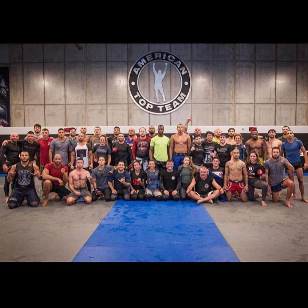 岡田遼のインスタグラム：「4weeks training camp in ATT. everyday,I learned a lot from the best. everyday,practice was fun and I couldn't help.  I'm very grateful to everyone at ATT & The time spent here is my treasure.  Thankyou so much American Top Team. See you next time❗️ . . 強い人は強くなる過程で負けて挫折したり怪我して痛い思いしたり練習や減量で苦しい思いしたり… 強くなるということはそれはとても大変で。 それらを乗り越えた人間が強い人になっていくので強い人はとても人間的魅力に溢れてるし本当に優しい。  ATTの選手達はとにかく皆がもれなく強くて親切で優しかった。 ありがとう堀口選手、ありがとうマイクブラウン、ありがとうATTのみなさん！！ #americantopteam  #ATT #THE #shooto」