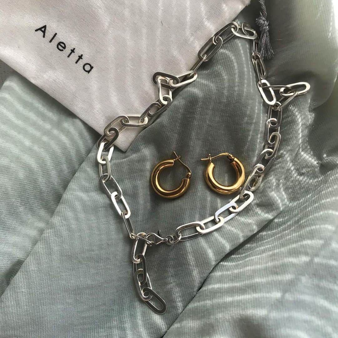 井上花実のインスタグラム：「@aletta_jewelry_official  ピアスは実は緩やかな曲線なので、 正面から見た時にちゃんとリングのシルエットが見えて綺麗 ネックレスは長さの調節をしてチョーカー風にも使ってる : #aletta#alettajewelry#jewelry#necklace#choker#chokernecklace#pierce#accessories#ネックレス#チョーカー#ピアス#フープピアス#アクセサリー#ジュエリー」