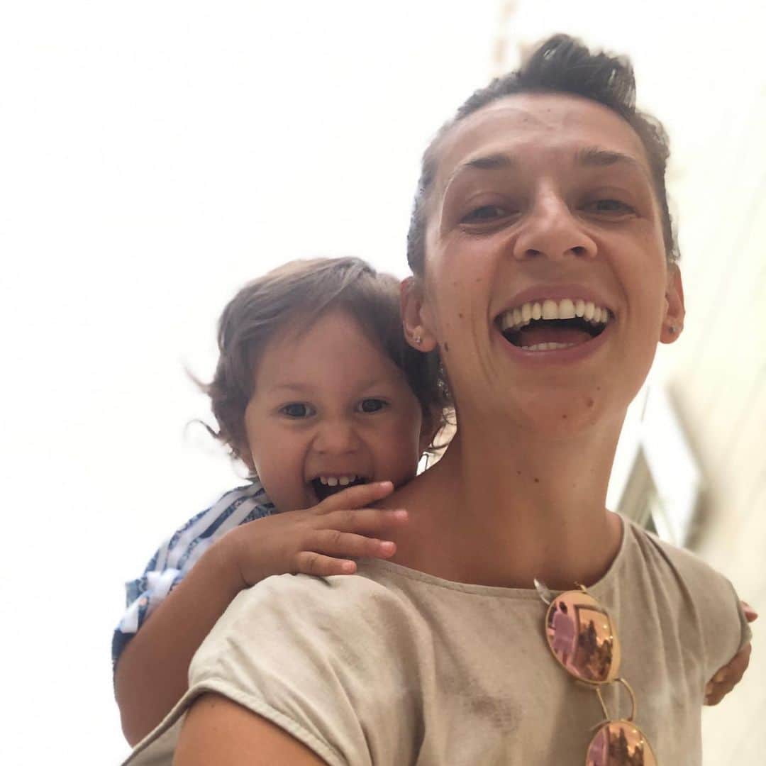 エルヴィン・ズカノヴィッチのインスタグラム：「Danas nam je divan dan divan dan mojim dvijema curama rodjendan.Zivi zdravi mi bili,ljubim i volim najbolju majku i zenu @_em.i.na_ ❤️ i svoju curu malu sve moje #Alin❤️🎉🎊🎁🥇」