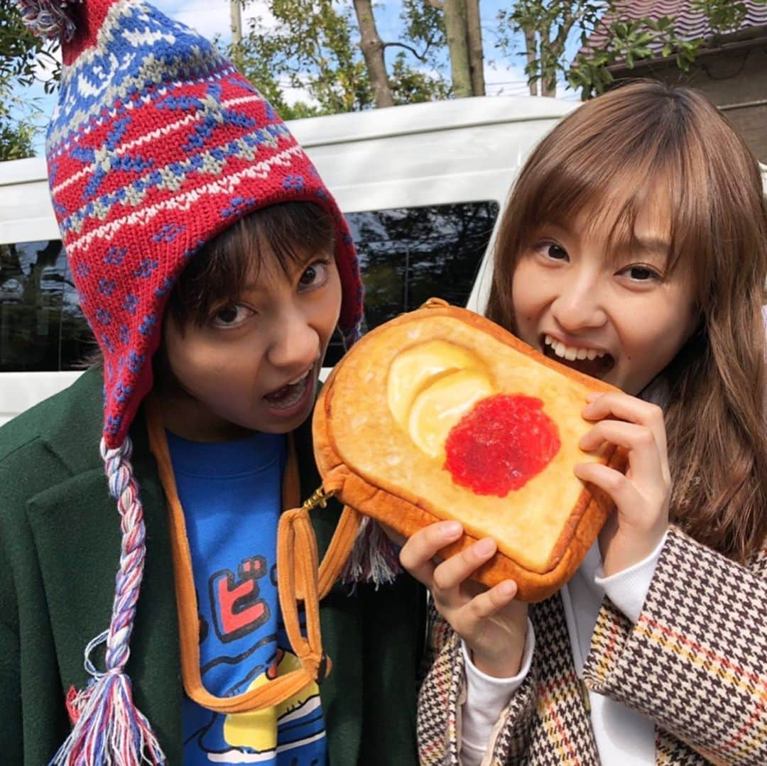 【公式】女子高生の無駄づかいのインスタグラム：「﻿ 最高に美味しそうなトースト🍞﻿ にがぶりっ🦁‼️﻿ ﻿ バカはちょっと変わった食べ物ファッション🍴❤️﻿ ヲタは大人っぽくおしゃれ女子に💅✨﻿ ﻿ #女子無駄﻿ #バカヲタ﻿ #ファッションチェック﻿ #私服になると﻿ #なんか新鮮👌🏻﻿ #岡田結実 ﻿ #恒松祐里 ﻿ #女子高生の無駄づかい﻿ #最終回まであと4日」