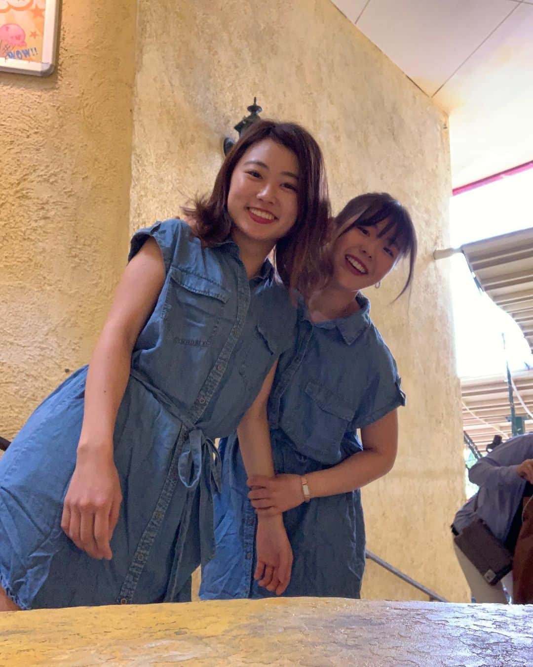 吉田有里さんのインスタグラム写真 - (吉田有里Instagram)「女子大学生…♥️笑 アメリカンビレッジでお揃いのお洋服買って楽しんできました🌺✨ ・ ・ #沖縄  #アメリカンビレッジ」3月2日 19時40分 - yuri_yoshida__