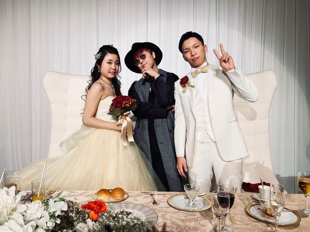 TAK-Zのインスタグラム：「幸せ届けにいってきました。 2人とも泣いて喜んでくれた 新郎からのサプライズ、音楽で涙するって、幸せの門出に歌えるって、娘がずっと応援してきた歌い手をそのご家族に見てもらえるって、素敵すぎん？ “そう奇跡は何億の1の確率で誕生する”」