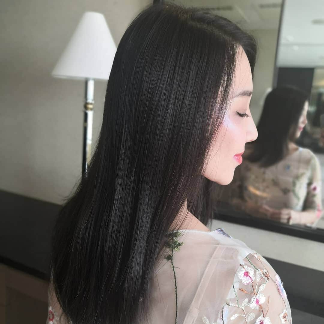Miyu Toyonagaのインスタグラム：「Achieve healthy hair with new treatment at @jeanaharbor Swipe 👈 そういえば、  新しい髪質改善の @velshanti を体験してきました。  1枚目は１週間後の様子。２枚目は直後です💆  かなりツルツルな艶がでてきましたよ✨  今回、担当してくれたのは 　@tatsuhiko_tokumoto　さん。  ジーナハーバーアカウントからDM予約で通常27500円→22000円になるそうです💕  #velshanti #ヴェルシャンティ #髪質改善 #髪質改善トリートメント  Casting by @woomy.beauty」