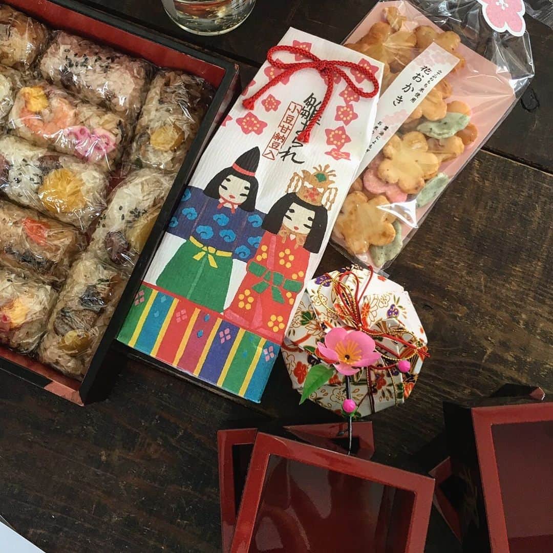 青木良文のインスタグラム：「明日3/3は桃の節句。  桃の節句の食といえば、菱餅やひなあられ、桜餅も。 季節の行事には意味があり、いろいろな気付きをもたらすことで、運を鍛えてくれます。  そして、金の気を持つ2020年は、スイーツがラッキーフード！ 甘いものには豊かさや楽しみごとを増やす効果があるそう。 不安な時や寂しい時などに食べることで、運気にもパワーをくれますね。 確かに、疲れた時のおやつは元気を、食後にデザートを食べると満足感もさらにアップです。  いま、いろいろと気持ちも揺さぶられてしまうことも多い時かと思いますが、明日の3/3の桃の節句は、甘いものを食べて、豊かさや楽しみごとの気を、がっちりチャージ！  いまこそ、少しでも心に豊かさを。  そして、今年は言霊がパワーを持つ年でも。 “おめでとう”は始まりを作る最高にハッピーな言霊だそう。 なので、桃の節句は笑顔で“おめでとう！” 新たな気持ちで！  甘いものを食べてハッピーに。 素敵な桃の節句をお過ごしください。  #drawingnumbers #桃の節句 #甘いものが幸運を呼ぶ2020年　#スイーツ食べてハッピーに #新たな豊かさを問われる時　#ひなあられ #おめでとうは始まりの気を持つ言葉 #前を向いて #甘いもの食べて幸せ」