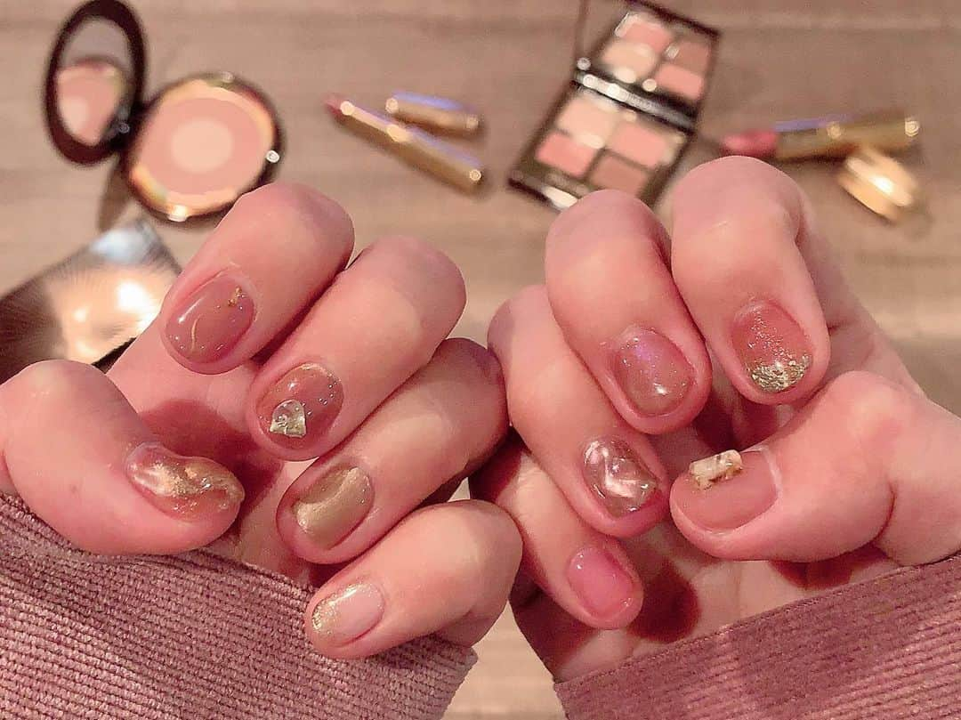 yurikaさんのインスタグラム写真 - (yurikaInstagram)「💗PillowTalk💅💗 * 久々のネイルは @ctilburymakeup  のPillowTalkにインスパイアされた大人っぽいデザインにしてもらいました💅💕 ずっとやりたかったんだあ😚 ピンクベージュとローズゴールドとゴールドが春にもぴったり🌸✨ ミラーネイルもあるから、より大人っぽい！ * 今回も @ai_by_dlaw.lapilie さんにお願いしましたあ❤️ ありがとうございましたあ😆‼ * * #pillowtalk #newnails #charlottetilbury #spring #nails #ピロートーク #シャーロットティルブリー #海外コスメ #春ネイル #ネイル #大人ネイル #ピンクベージュ #ジェルネイル」3月2日 19時50分 - yuri0813ka