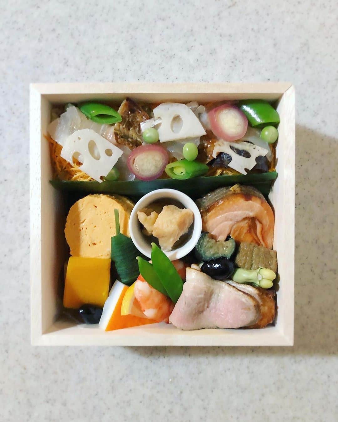 真藤舞衣子さんのインスタグラム写真 - (真藤舞衣子Instagram)「手前味噌教室2日間終わりました。  今夜はごほうび！ 京都のお土産、 辻留さん、和久傳さん、うねのさんのお弁当でお夕飯でした。 美味しゅうございました。 ありがとう。  #京都土産」3月2日 19時54分 - maikodeluxe