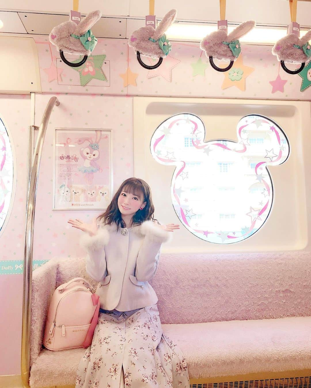 初川みなみさんのインスタグラム写真 - (初川みなみInstagram)「🐰💜﻿ ﻿ #ダッフィーフレンズライナー　💕💕 ﻿ 座椅子もフワフワで気持ちいの😊﻿ ﻿ そしてこの　#メゾンドフルール　のリュック﻿ファンの方がプレゼントしてくれたの❤️﻿たくさん入って使いやすいっっ🎀﻿ ありがとうーーー！！﻿ ミニーちゃんモチーフなんだよ〜っっ🥰﻿ ﻿ #ディズニー #東京ディズニーリゾート #ディズニーリゾート #ディズニー写真部 #ディズニーカメラ隊 #ディズニーコーデ #disney  #disneyresort  #tokyodisneyresort  ##disneylife夢の国 #夢が叶う場所﻿ #ディズニーシー #東京ディズニーシー#TDS﻿#ダッフィーフレンズ　#リゾラ　#ステラルー﻿」3月2日 19時59分 - hatsukaw_aminami