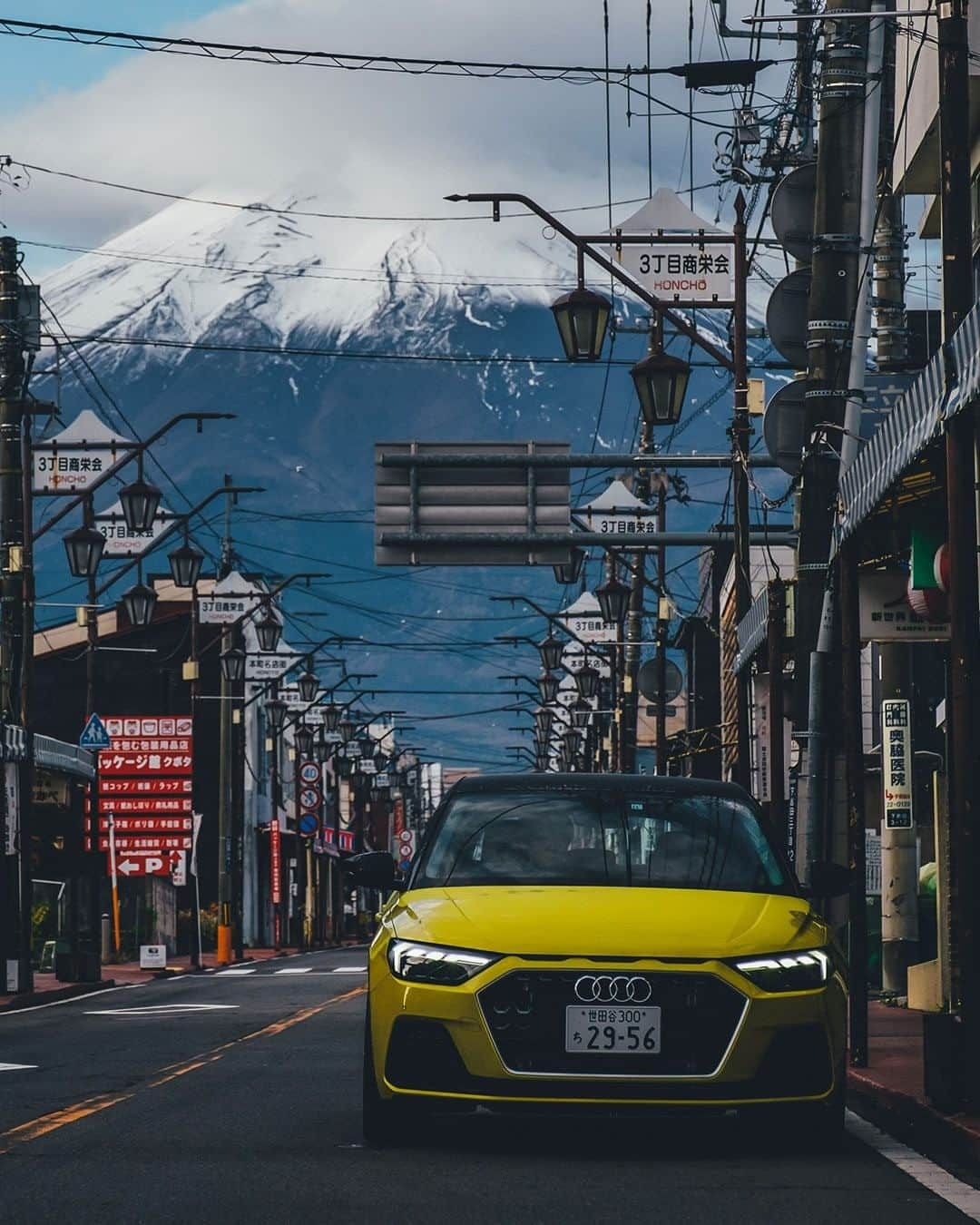 アウディ ジャパンさんのインスタグラム写真 - (アウディ ジャパンInstagram)「似合う街は、東京だけではない。雄大な富士山をバックに走るAudi A1 Sportback。 Audi公式アカウントプロフィール内のURLから写真家保井崇志の撮り下ろしたフォト&インタビューをチェック。  Photo by @_tuck4  #Audi #A1 #Sportback #AudiA1 #アウディA1 #富士吉田」3月2日 19時59分 - audijapan