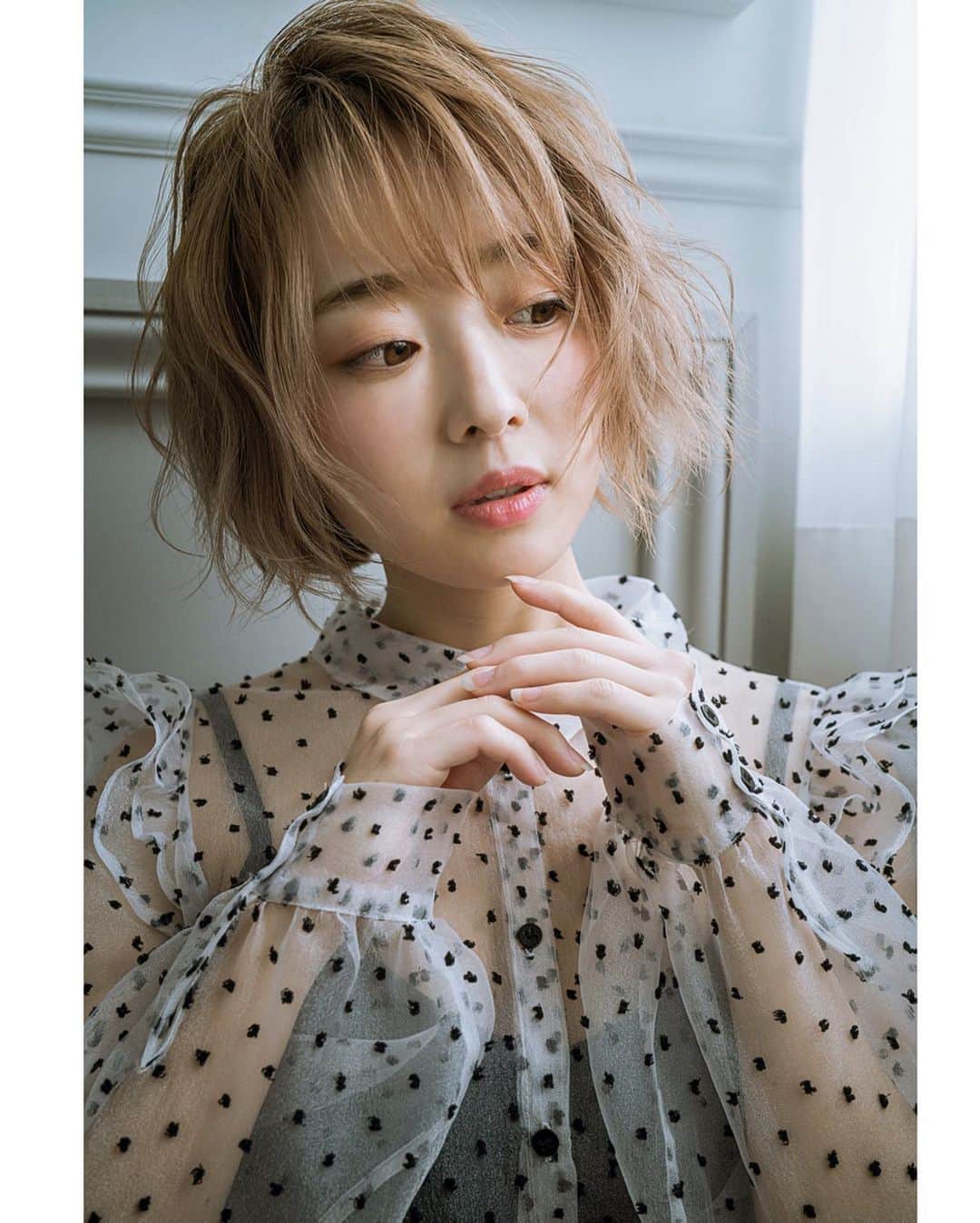 RabichePowのインスタグラム：「前回のスタイリスト紹介から少し飛びましたが アジアトレンドスタイル撮影の際の @francbear.tossy  トッシーのスタイル🐰✨ . いつも引くくらい上手いヘアアレンジのイメージが強いので😂 トッシーのダウンスタイルは新鮮ですが 最近ではカメラマンさんかな？ というくらい撮影をして、写真のレベルと共に ヘアメイク技術がどんどん進化し上がって行くので 見ていて楽しいです。 . いつも私が何か仕事をするときは カメラにしてもヘアーにしても 一番任せられる存在であることは間違いない🤩 . 少し話がズレますが @rabichepow.bridal  日本で結婚式の花嫁様も、 LUANA WEDDING ハワイウェディングもトッシー指名可能ですので是非😂 . #rabichepow#ハワイウェディング#ヘアメイク#ヘアアレンジ」