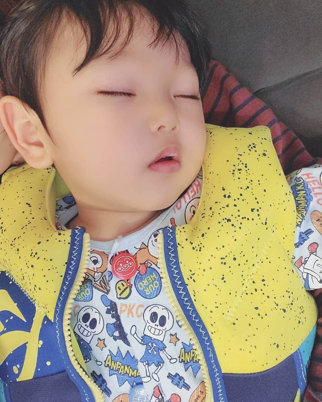 佐藤夏希のインスタグラム：「何が何でもライフジャケットを着て 寝たかったみたい‥😂 脱がそうとしても全力でキレられたので諦めました😂 さて、このあとどうしようか‥😂❤️ 子供ってよくわからないこだわりが突然出てくるのね😂 かわいいから許す💓💓💓 * * * #男の子#男の子ママ#おやこーで #むすこーで #息子#息子ラブ #1歳#1歳11ヶ月#ママ#ママさんと繋がりたい #ママスタグラム#mama#mamastagram #mamanoko #ママリ#babyboy#boy#成長記録#幼児#もうすぐ2歳 #おねんね#ライフジャケット#アンパンマン」