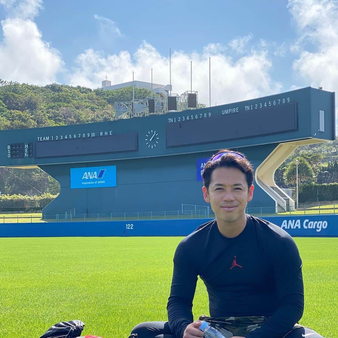 のインスタグラム：「沖縄キャンプ、トレーニングに励みいい形で東京に帰って来られました⚾️❗️ お客様がいない中での試合はとてもさみしいですが、皆様、テレビの前で応援ありがとうございました❗️ 改めてファンの方が与えてくれるパワー大きさを感じています😤 開幕して無事に球場でお会いできるのを楽しみにしています🌸  それまで、どうか身体に気をつけてください🙌🏻 #ヤクルトスワローズ#ライアン小川#ローリングス#コロナウイルスに負けないぞ」