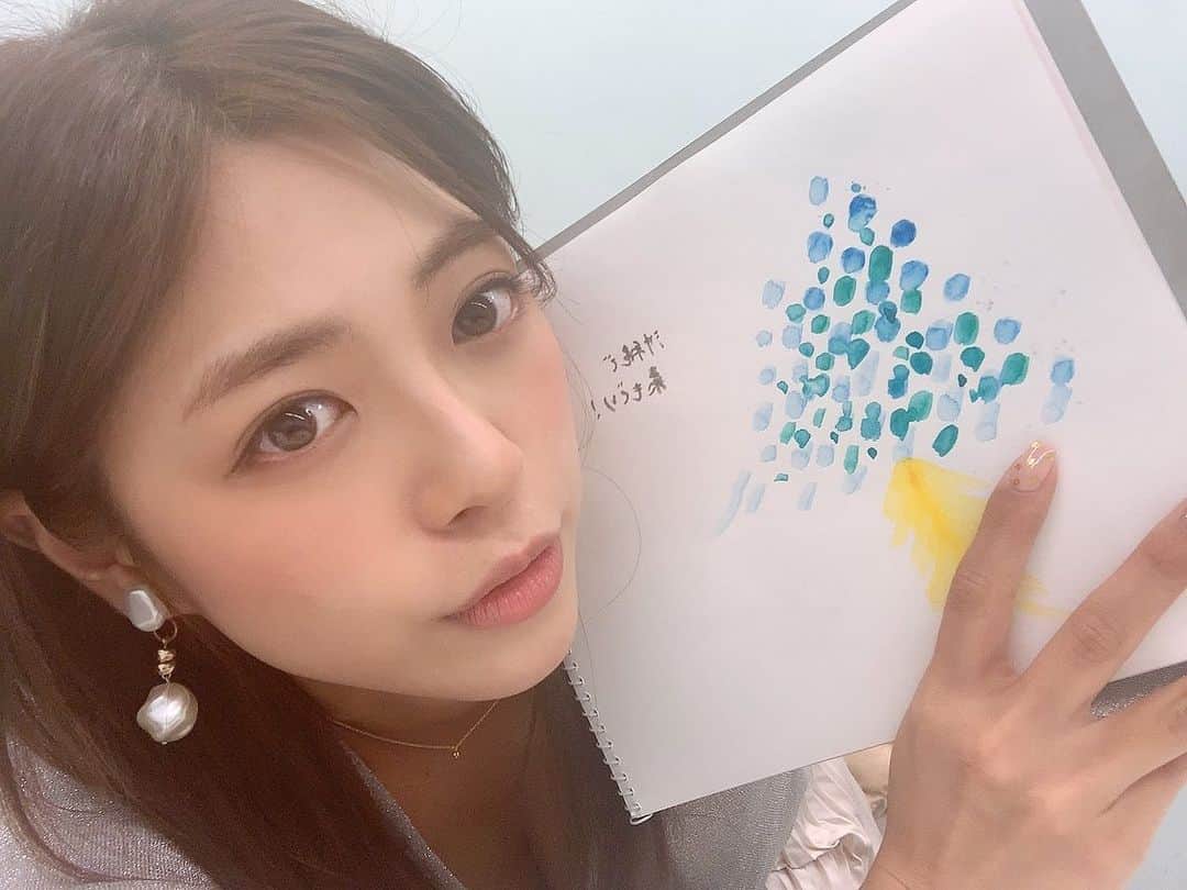 わちみなみのインスタグラム：「わたしが描いた絵を背景に😣🧡 YouTubeライブ アーカイブ残したので是非みてねー🧡🥃🧸 #YouTube 再開 #わちみなみ」