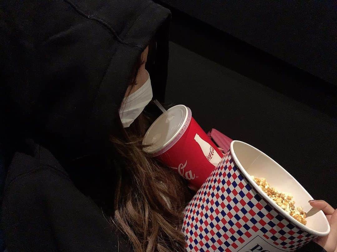 みにーさんのインスタグラム写真 - (みにーInstagram)「. すっぴんで映画見てきた、 完全にあやしい人すぎる🥺 #バーレスク　#バーレスク東京　#映画　#スマホを落としただけなのに  #バーバリー　#Burberry」3月2日 20時14分 - minnie_burlesqe