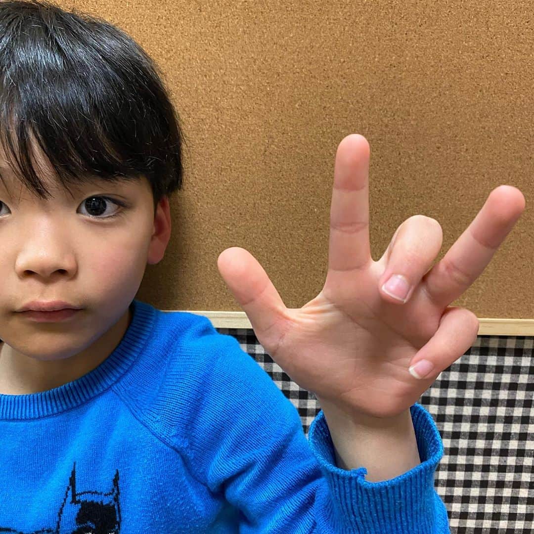 渡嘉敷来夢さんのインスタグラム写真 - (渡嘉敷来夢Instagram)「3月2日 甥っ子くん、8歳のお誕生日🎂 おめでとう🎉✨ #中指と小指を曲げて #薬指が曲がらないの凄い」3月2日 20時17分 - tokashiki_10