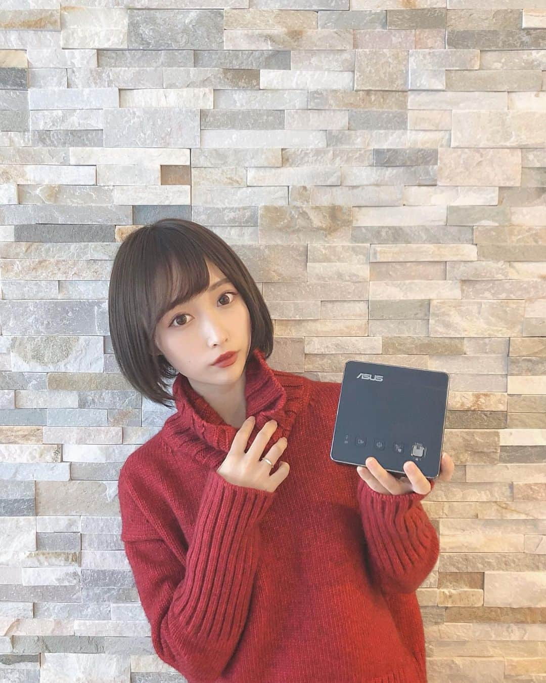 島田玲奈さんのインスタグラム写真 - (島田玲奈Instagram)「. 先日、ASUSさんの撮影時に使っていたプロジェクターがめちゃめちゃ良かったので🥺 . @techlife_by_asus さんをフォローして、2枚目に載せた記事にいいね!すると抽選で当たるみたいなので、是非🧡(3/31までらしいです) . おうちの壁が真っ白で殺風景やから、これ買って映画見たくて、真剣に購入を考えてる🍒 . 軽いし、小さいし、iPadや携帯、PCと繋ぐだけで簡単です！ Androidとかだと無線でも使えるみたい😳 . #ASUS #エイスース #techlifebyasus #asusjapan #プロジェクター #PR」3月2日 20時27分 - smd_rn321