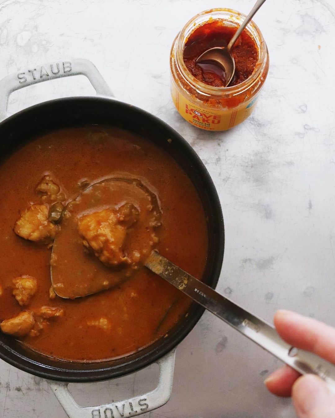 樋口正樹さんのインスタグラム写真 - (樋口正樹Instagram)「chicken curry . 今夜はチキンカレー。 ほぼスープな感じの しゃばしゃばカレー。 でもちゃんと出汁と スパイスも使ってて 奥行きもしっかりと。 . さらに隠し味として ラブパクを少し加え 豊な風味を増し増し。 食べている途中から 味変に使うのもアリ。 ぜひぜひお試しを〜。 👉 @lovepakusauce . . #しゃばしゃばカレー #カレー #カレーライス #チキンカレー #スパイシー #あっさり # #カレーは飲み物 #カレー部 ラブパク #ラブパク食堂 #エスニック #万能調味料 #新定番 #新感覚 #相性抜群 #絶対美味しいやつ #味変 #curry #chickencurry #lovepakusauce #lovepaku #樋口さんちもカレー #🍛」3月2日 20時28分 - higuccini
