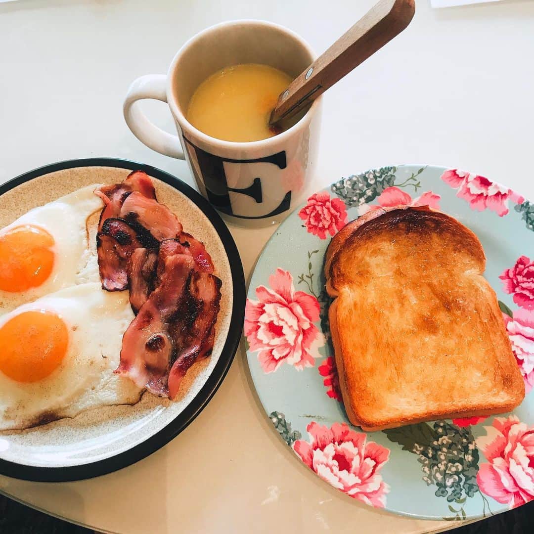 堀川絵美さんのインスタグラム写真 - (堀川絵美Instagram)「【朝ごはんが好き】 和洋問わず好き。好きだからお昼や夜に朝ごはん（っぽいものたち）を作って食べたりもする。コーヒー飲めないけど香りが好きだから淹れたりもする。アロマとして。 #パンはハードトーストかバケットが好ましい #かったいやつ #先日阪急うめだの催事でゲットしたガーリックバターとトリュフバター最高 #和のときはやはり焼き鮭ですわね #たまごやき見た目失敗したけど味抜群 #はまぐり出汁を使ったのだ」3月2日 20時28分 - horipis