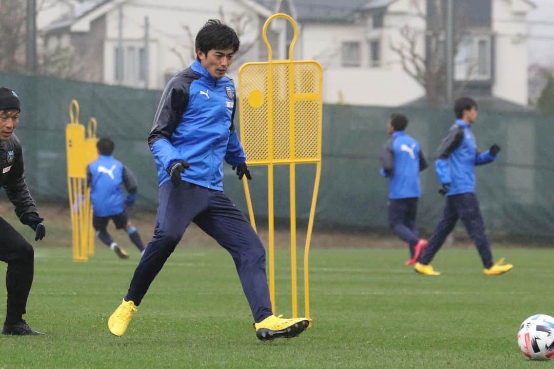 谷口彰悟のインスタグラム：「training!💪 元気に練習やってますよ〜😎 #川崎フロンターレ #kawasakifrontale #今日寒すぎ😱 #寒暖差注意⚠️」