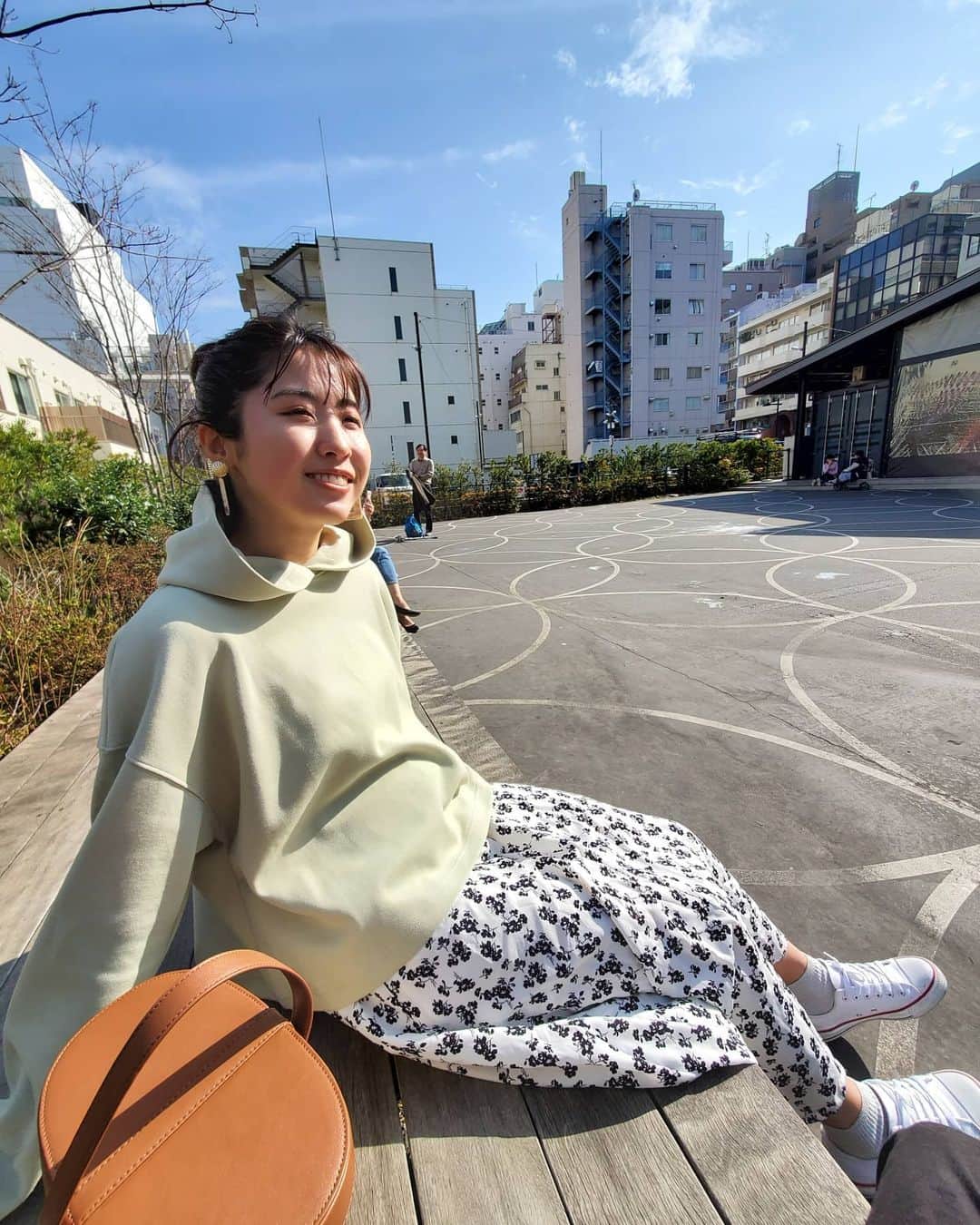のインスタグラム：「このGUのパーカーめっちゃ可愛いの😍❤️﻿ パステルカラーのミントグリーンていうのかな、﻿ 春らしいでしょ(´ω｀*)﻿ シルエットがスッキリしてて﻿ もたつかない🌻﻿ ポケットも首もとのフードの紐もないから﻿ 大人っぽく着られるパーカーだと思った💓﻿ ﻿ ﻿ ﻿ #パステルカラー #クロップドスエットパーカー #GU#ミントグリーン#パーカーコーデ#休日コーデ#大人コーデ#プチプラコーデ#スニーカーコーデ#コーディネート#ootd#グリーン#gu_global #パーカー#トレンドコーデ#ロングスカート#gu購入品 #guコーデ #ピスタチオカラー #ジーユー #gu_for_all @gu_for_all_#こやゆりコーデ」