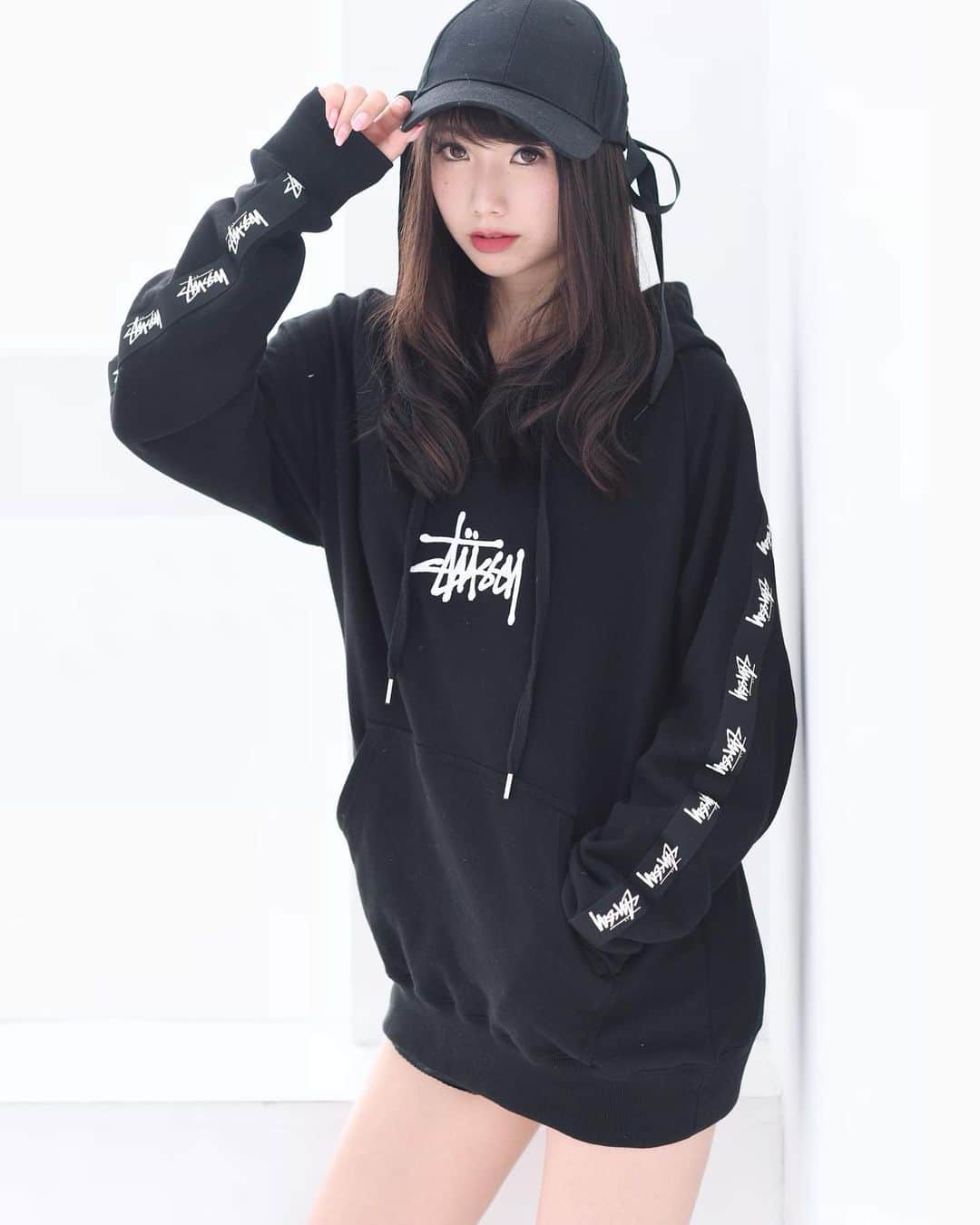 朝比奈果歩さんのインスタグラム写真 朝比奈果歩instagram ものくろー キャップに大きめパーカー 女の子がダボダボの パーカーとか着て 下履いてる って感じ個人的に萌えると思うんだけど 私はすこ 写真 スタジオ