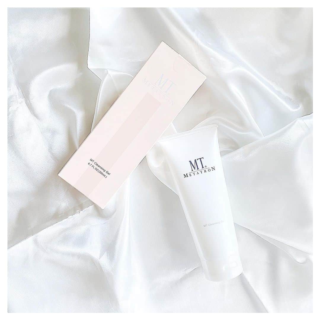 津久江麻由のインスタグラム：「. . 〔 BEAUTY THE BIBLE 〕で出てた #田中みな実　愛用クレンジング🥰👏 MTメタトロン買っちゃいました〜🙋‍♀️✔️ みな実ちゃんは7本目だそう☺️ ジェルはマナラクレンジングが良くて 使ってたんだけど こちらに変更🙃 (マナラが悪かった訳じゃなく MTメタトロンを使ってみたくて マナラを辞めた✔️ )  保湿も、もちろん大切だけど 私は"落とす"クレンジングが 一番大切だなと思っているので クレンジングも大切にしています🕊  田中みな実ちゃんが使ってると とりあえず欲しくなる☺️😂💞 絶対良い商品だ！！ってなるもの☺️👏 MTメタトロン 200ml / 5000円  #クレンジング #スキンケア好きさんと繋がりたい #スキンケア大好き #基礎化粧品 #艶肌 #コスメレビュー #肌ケア #保湿ケア #ザラジョ #ザラジョコーデ #毎日コーデ #カーディガン #お気に入りコスメ #コスメ大好き #メイク好き #デパコス #コスメ紹介 #今日のメイク  #今日のコスメ #プチプラコスメ #メイク好きさんと繋がりたい #コスメ好きさんと繋がりたい #いいね返しは絶対 #おすすめコスメ #コスメ購入品 #コスメ好き #メイク好き #ジユジョ  #田中みな実愛用　#スウィートインスタ」