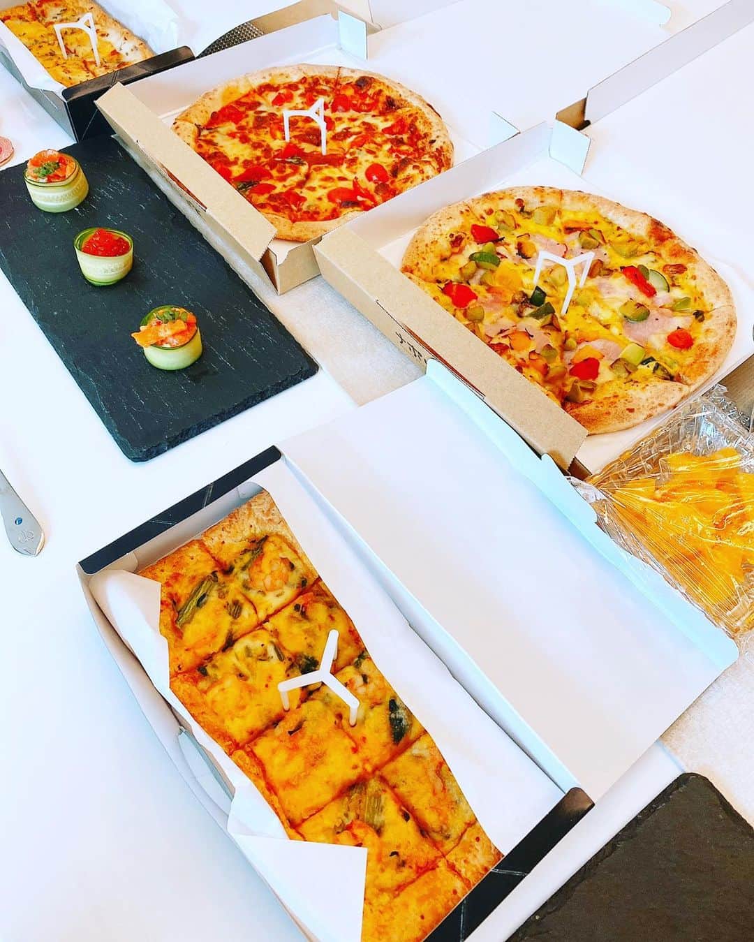 森下悠里さんのインスタグラム写真 - (森下悠里Instagram)「@napolinokama  ナポリの窯✨美味しかったー❤️ パイ生地のピザも絶品🍕 - 今まで🍕に無関心だった娘も 美味しそうに沢山食べて おかわりしてました💓 - 親子でお腹いっぱいになりました✨ またすぐorderしたいな💓 - @napolinokama #pizza #delivery #homeparty #lunch #lunchparty #デリバリー #ピザ #ナポリの窯」3月2日 20時44分 - yuurimorishita