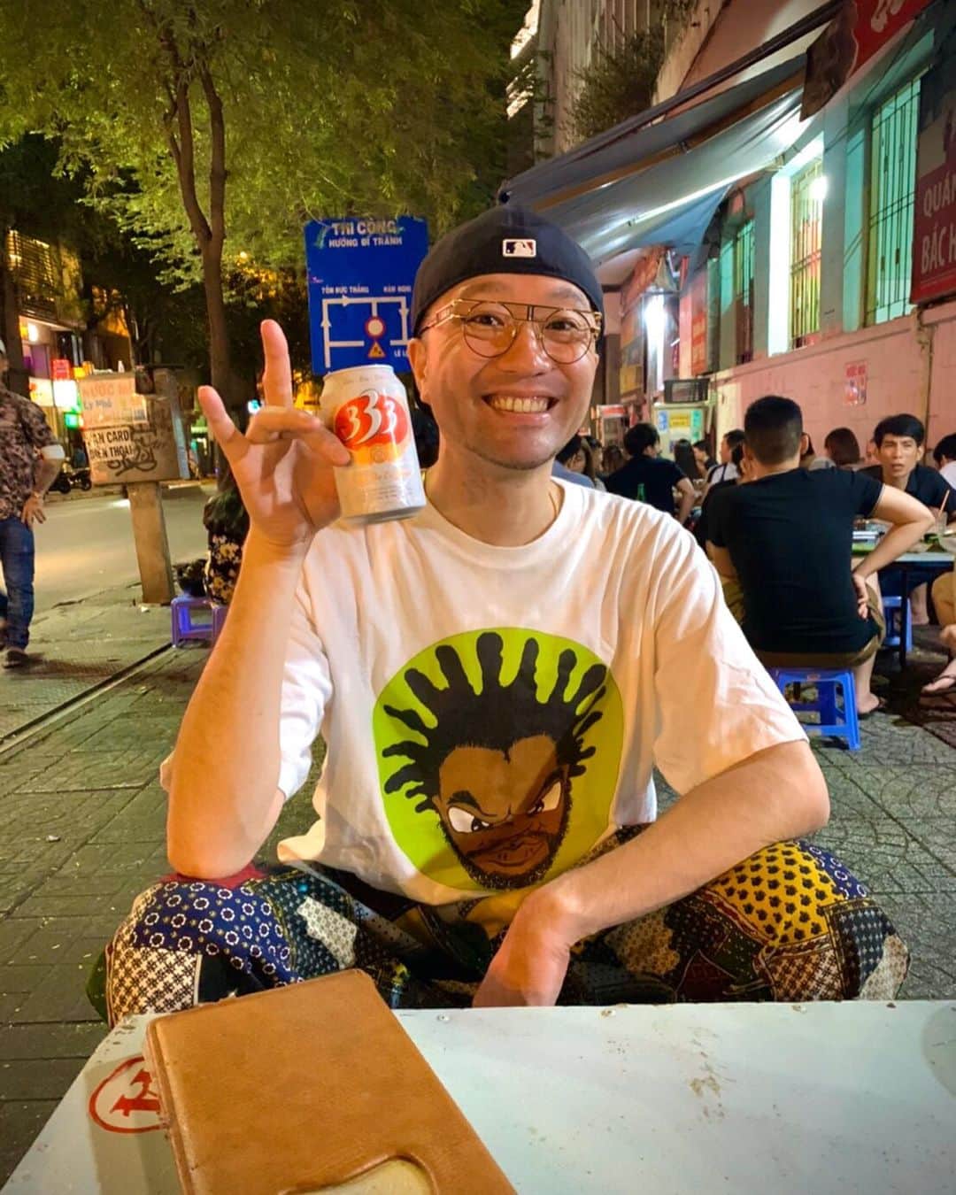 ZEN-LA-ROCKのインスタグラム：「🇻🇳ベトナムレポ🇻🇳 ✏️ナイトマーケットに関して ◆ベンタイン市場→○ ◆ハントンタイ市場→△ ◆今夜はカオサンへ👀 しかし暑い💦🥵 . . . #Vietnam #jeruthedamaja #333 #ハントンタイ遠いのにイマイチ #ブート天国 #zenlarock #ベトナム #333」