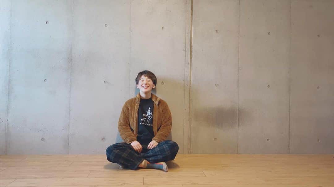 ひなたのインスタグラム：「ひなたついに上京しました〜♡ 来る来る詐欺にも程があるよねえ笑 東京も大阪もあんまり変わらんから割と今まで通りなんですけども、一応報告しときますぅ♡ 素敵な家すぎるからまあYouTubeでルームツアーするわ楽しみにしてて。  明日から『さんさんブラザーズ。』3月3日は俺らの日だぁあ！！とかゆう得体の知らないやつらがYouTubeが始めるらしいからチェックしてあげてね。笑  今日もひなは愉快すぎたんやが みんなの今日の愉快も教えてよ♡  今回素敵な家に出会えさせてくれた不動産はこちら　@otogihudousan  お世辞抜きで引っ越し考えてる方オススメしますPRでと案件でもないですまじ寄り添ってくれます。笑」