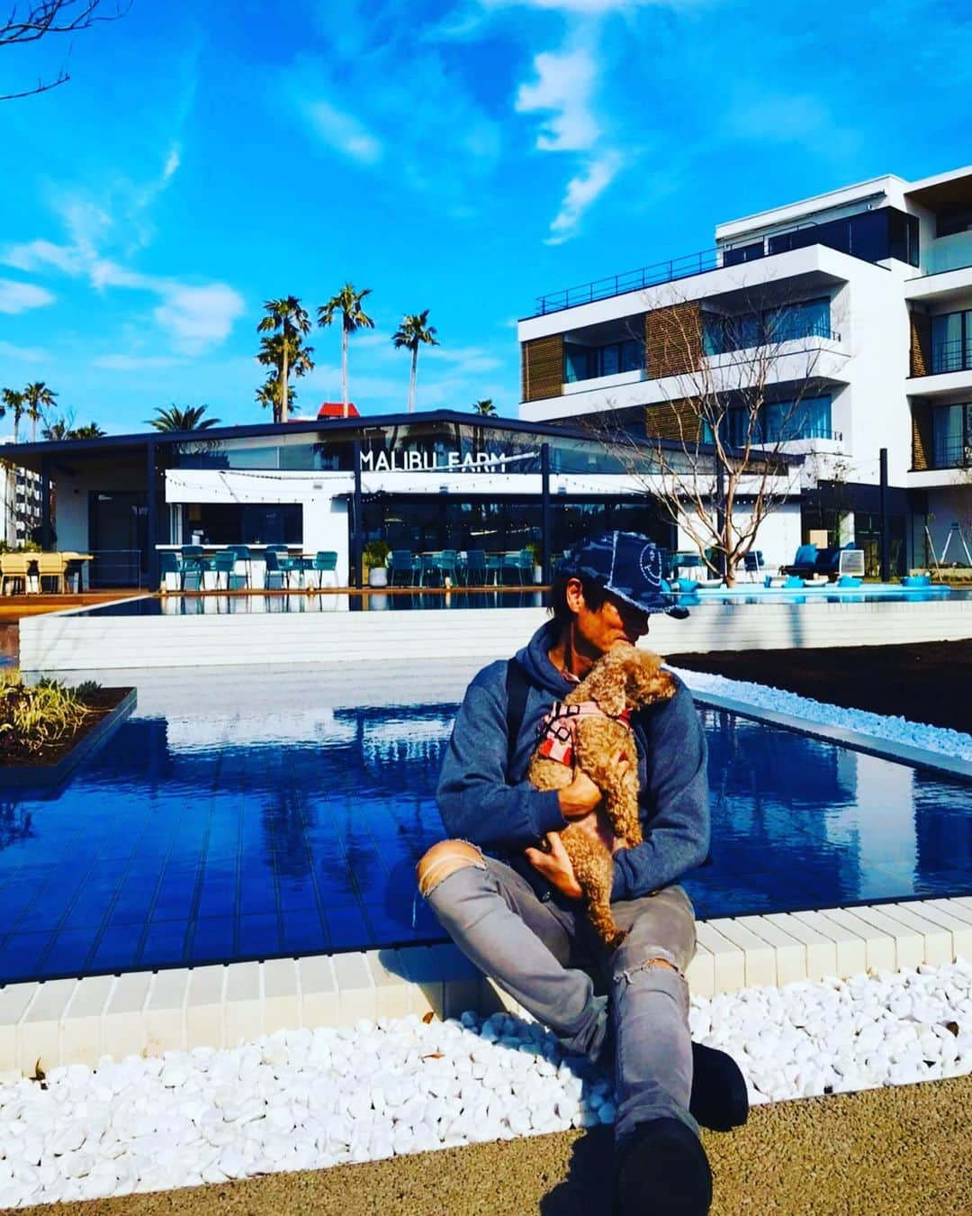 マイケル富岡のインスタグラム：「癒し…海…モコ散歩 #愛犬 #愛犬家 #海 #癒し #リゾート #サーフィン #マリーナ #resort #chilling #love #mybaby #nature #ocean #beach #malibuhotel #maribufarm #ronherman #surfing #pwc #marina #actorslife #actor #マイケル富岡 #タレント #俳優 #過去ピク」