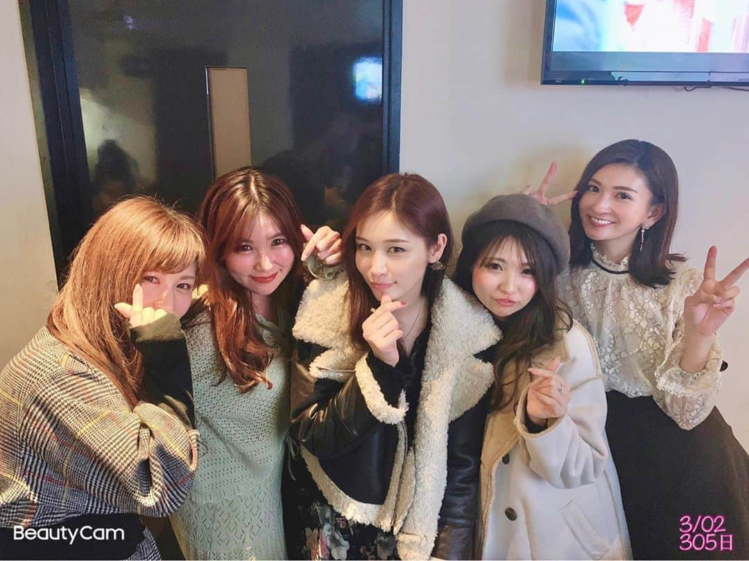 まあみさんのインスタグラム写真 - (まあみInstagram)「集合🙋‍♀️💓#女子会#飲み 美容の話沢山できて女子力高まった🐣💋 にしても笑った～！🤗笑顔でいる事は幸せを呼ぶね😊💓 . . #20200302#305日#ミニの日#遠山の金さんの日#今日は何の日#毎日投稿#カウントダウン#countdown#嵐#嵐にありがとうを届けていく#FindTheAnswer✏️#🐭🌸🌺🎃⛄️ . . #誰のでもないこの道を踏みしめて」3月2日 21時07分 - maami_1125