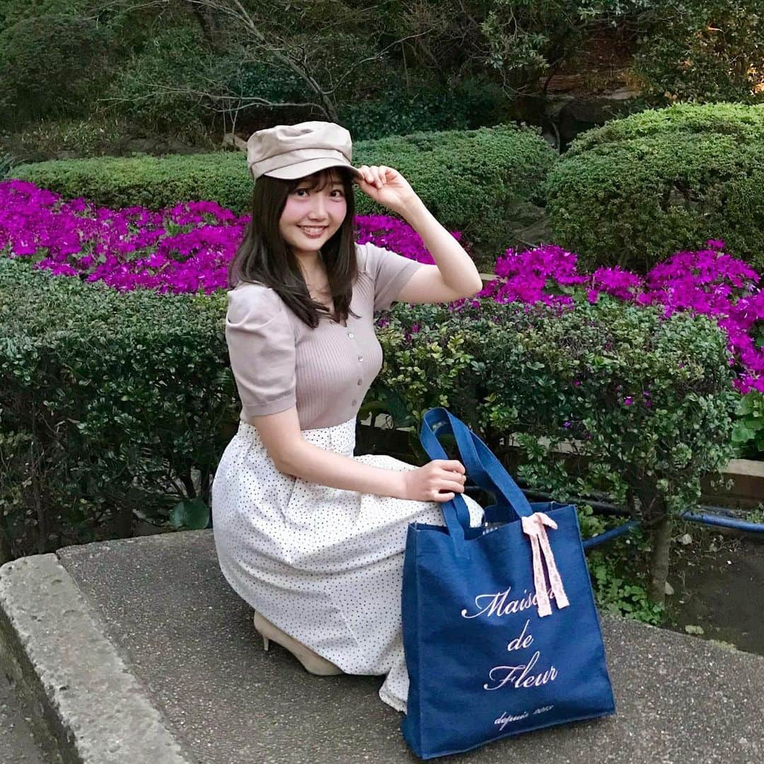 橘珠里さんのインスタグラム写真 - (橘珠里Instagram)「🍀👒💐👒🍀 ⋆ ⋆ 先日母と出掛けた時のコーデ🎵 ⋆ 春に向けて新しくgetした @14plusjp の #マリンワークキャップ (カラーは #グレイッシュベージュ )と、 ⋆ こちらも先日、発売日に並んで購入したばかりの @maisondefleur_press  #ラフォーレ原宿限定 のバッグ をポイントに、ちょっとフレンチぽさを意識したコーデにしてみました♡笑 ⋆ #メゾンドフルール のバッグは、本当は自分用ではなくギフト用に買いに行ったのですが、可愛くて思わず自分の分も買ってしまいました🛍💗💦 しっかりした作りで可愛いので後悔はないです😤 展示会でオーダーしたストロベリー🍓のアイテムも、早く届かないかソワソワしています✨ ⋆ 日中は暖かな日だったので、アウターの下は、またもや半袖☺️☀️ 実は前回投稿した @ladymade_official のトップスの色違いです💡 気に入ってしまい、追加購入しました🎶 他の色も気になっていたのですが既に完売..🥺 でも、まろやかなべージュがこれから使えそうで嬉しいです◡̈⃝︎🤎 ⋆ スカートは @gu_for_all_ です✔️ ⋆ 日々増えていく体重に、母もびっくりしていて、自分でも春物を試着しては悲しくなりますが… 3月からは自分に厳しくダイエットしようと思います🥺➿ *----*----*----*----*----* #14plus #14plusjp #maisondefleur #ladymade #gu #outfit #springfashion #japanesefashion #tokyo #japan #春コーデ #14プラス #ワークキャップ #キャップ女子 #メゾンドフルールバッグ #メゾンドフルール好きさんと繋がりたい #フルール #ラフォーレ原宿 #レディメイド #ジーユー #ジーユーコーデ #ジーユー購入品 #ジーユー新作 #gu春コーデ2020 #みんなのguコーデ #大人可愛いコーデ」3月2日 21時02分 - jurinu